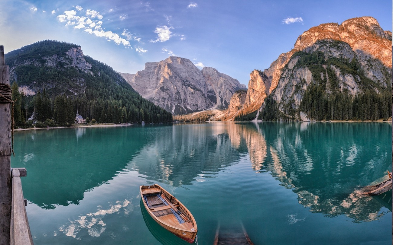 Lake with Mountains and Boat in Italy HD Wallpaper