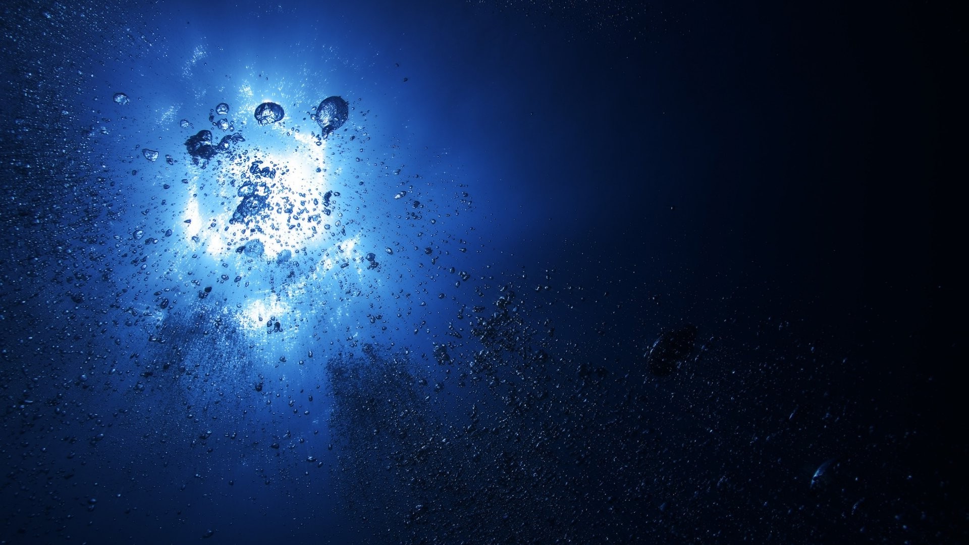 Underwater bubbles with sun rays HD Wallpaper
