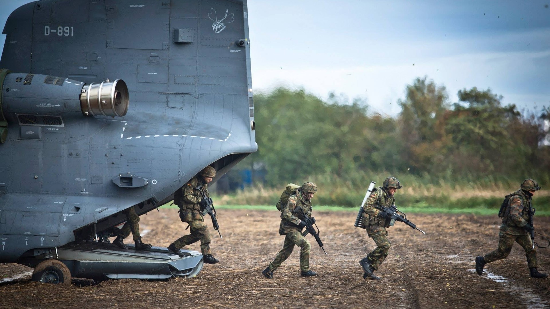 Bundeswehr soldiers disembarking from a Boeing CH-47 Chinook HD Wallpaper
