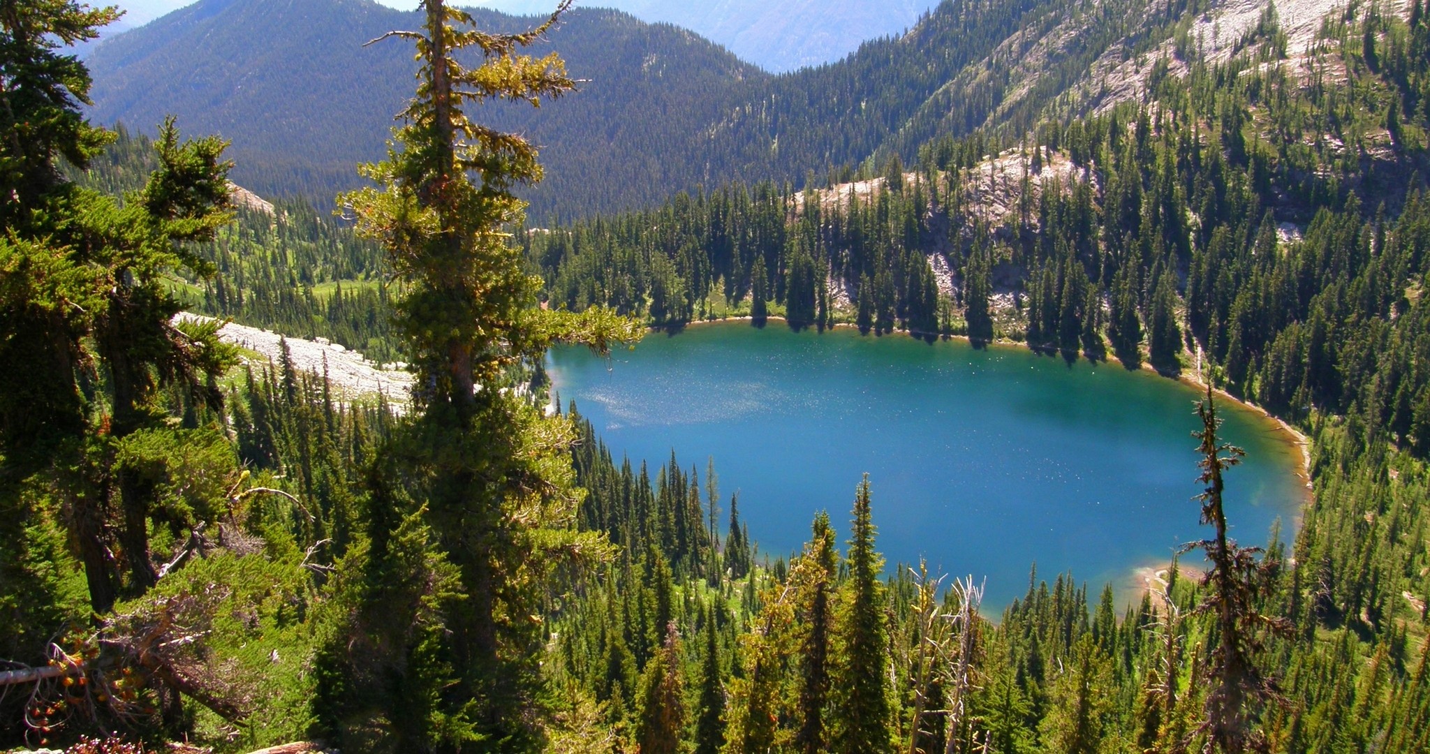 Tranquil Mountain Lake Surrounded by Forest HD Wallpaper