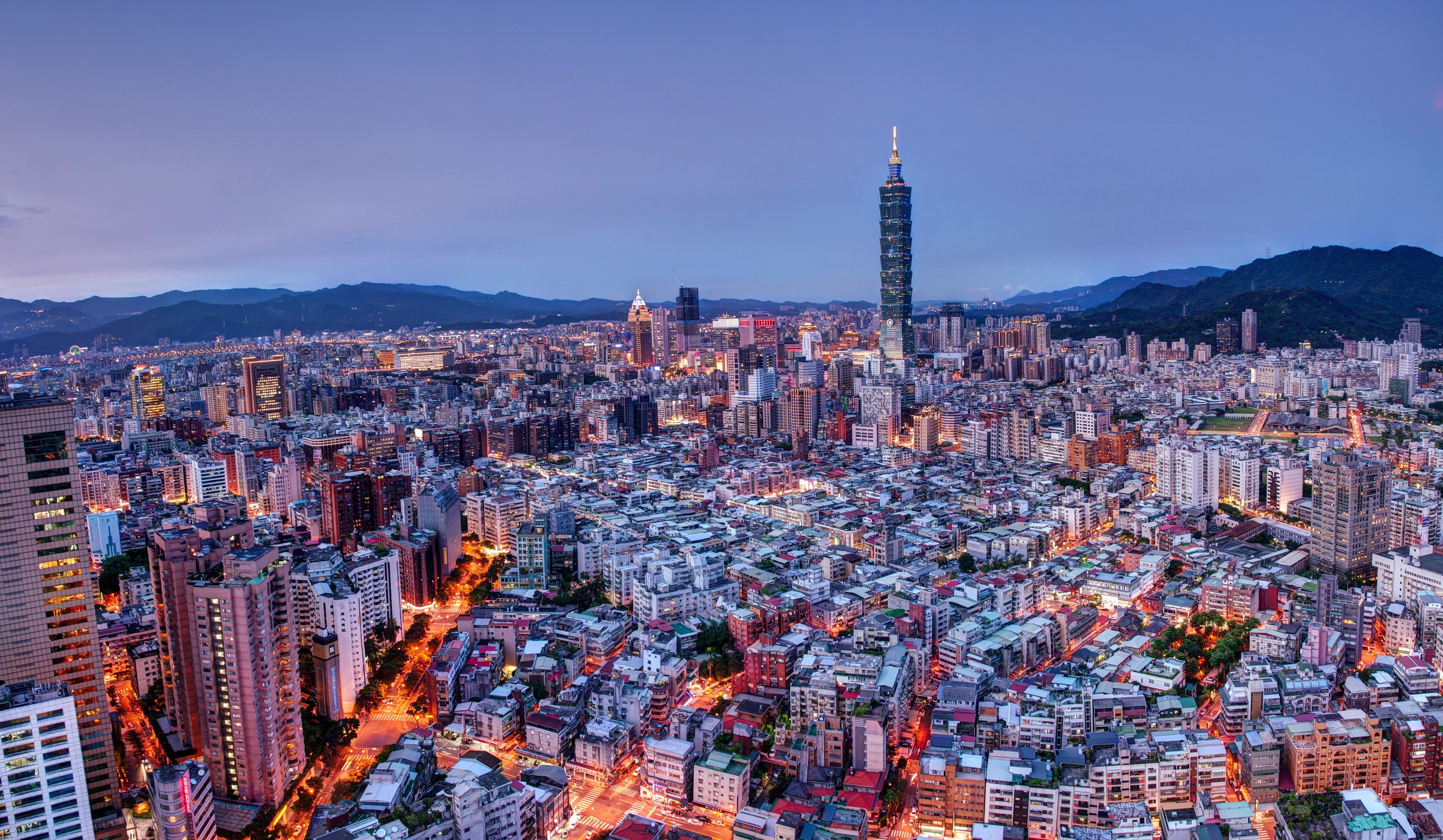 Taipei cityscape with Taipei 101 skyscraper at dusk HD Wallpaper