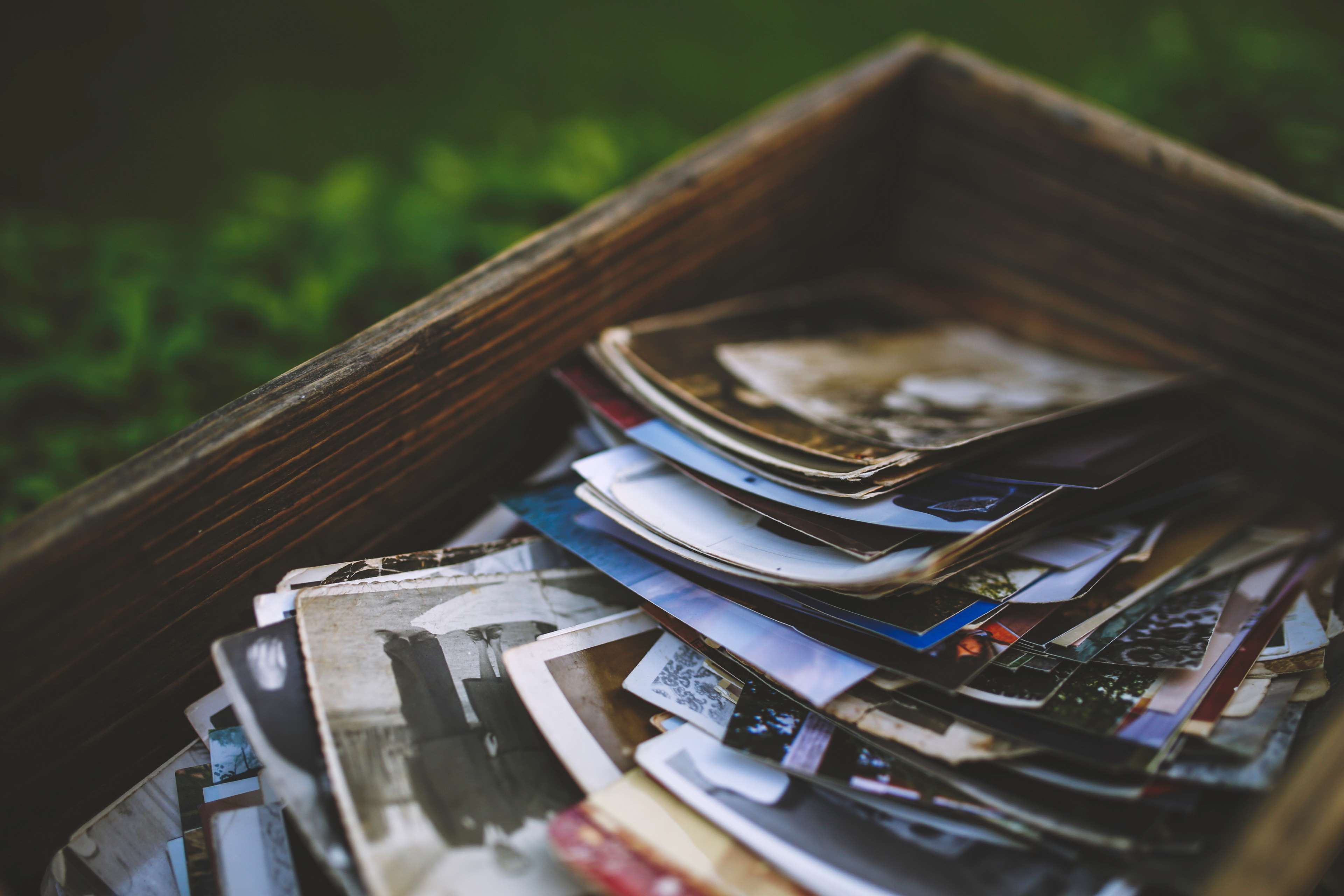 Box of old photos HD Wallpaper