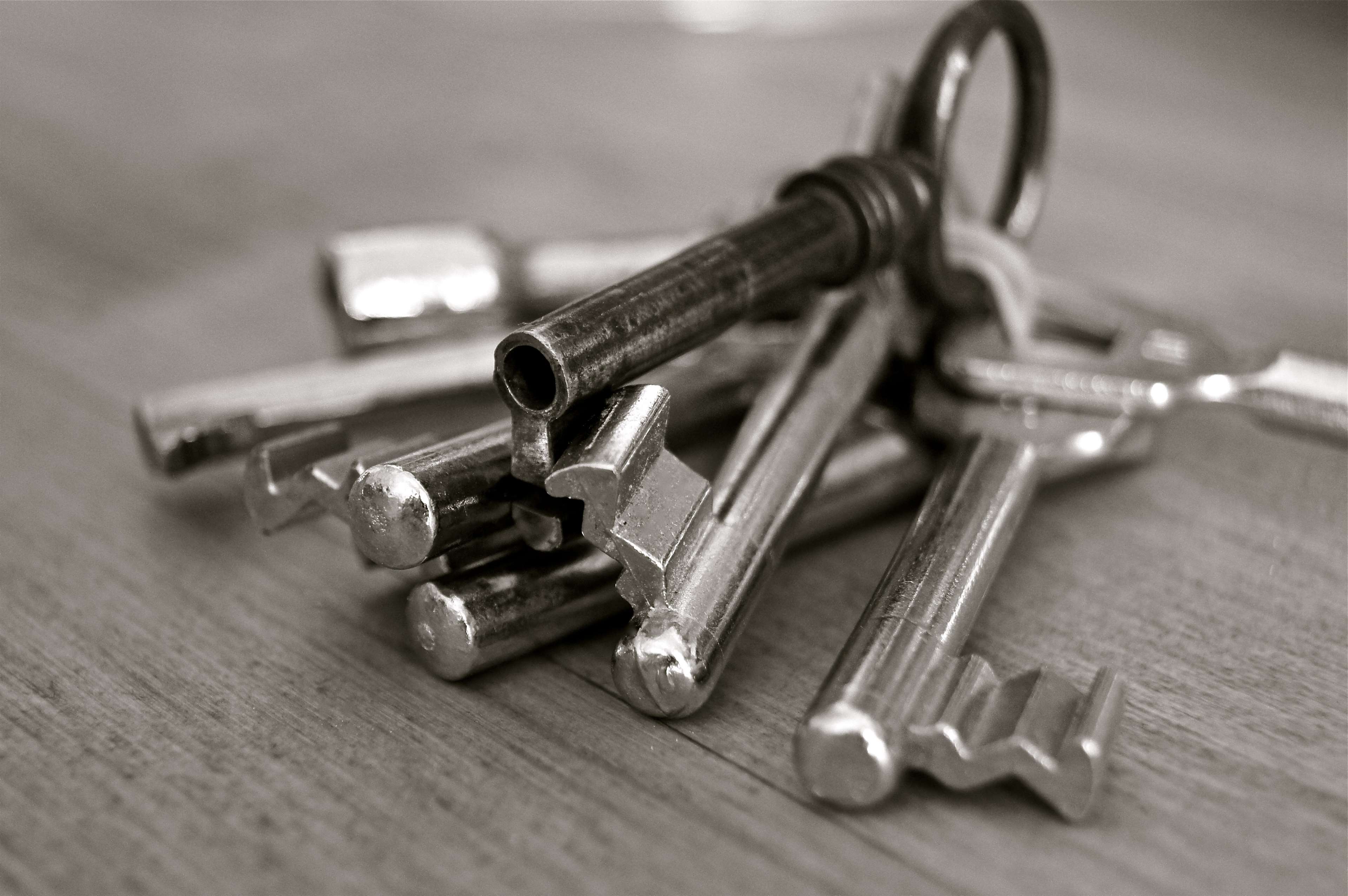 Bunch of old metal keys on a wooden surface HD Wallpaper