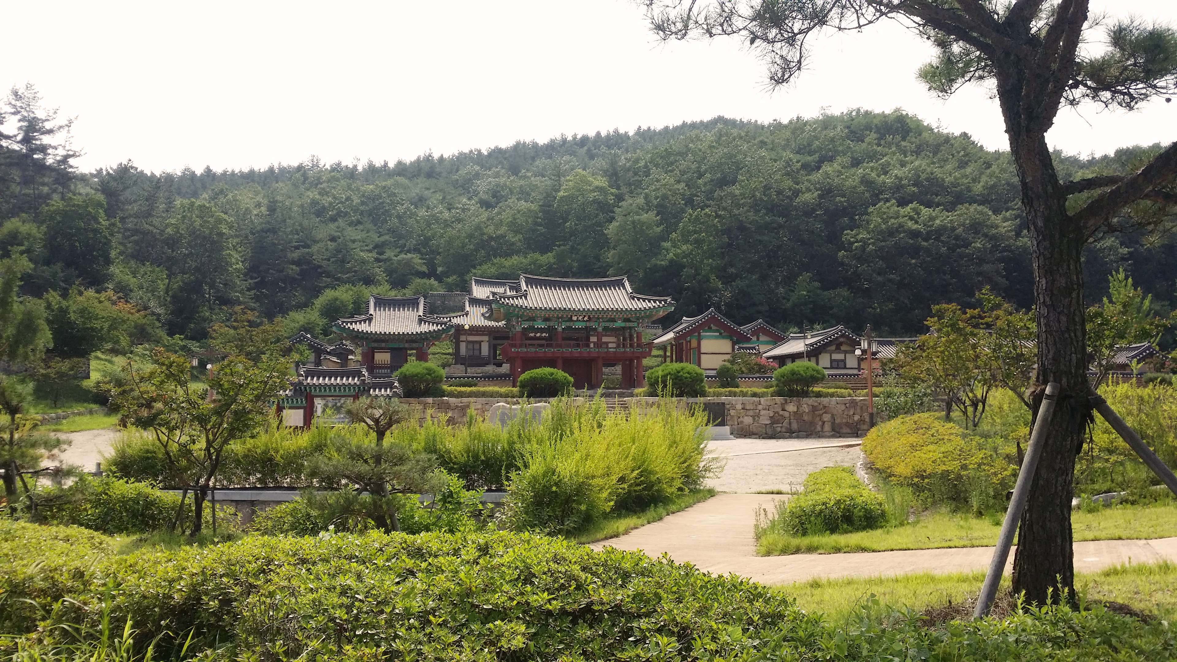 Traditional Korean architecture in a park setting HD Wallpaper