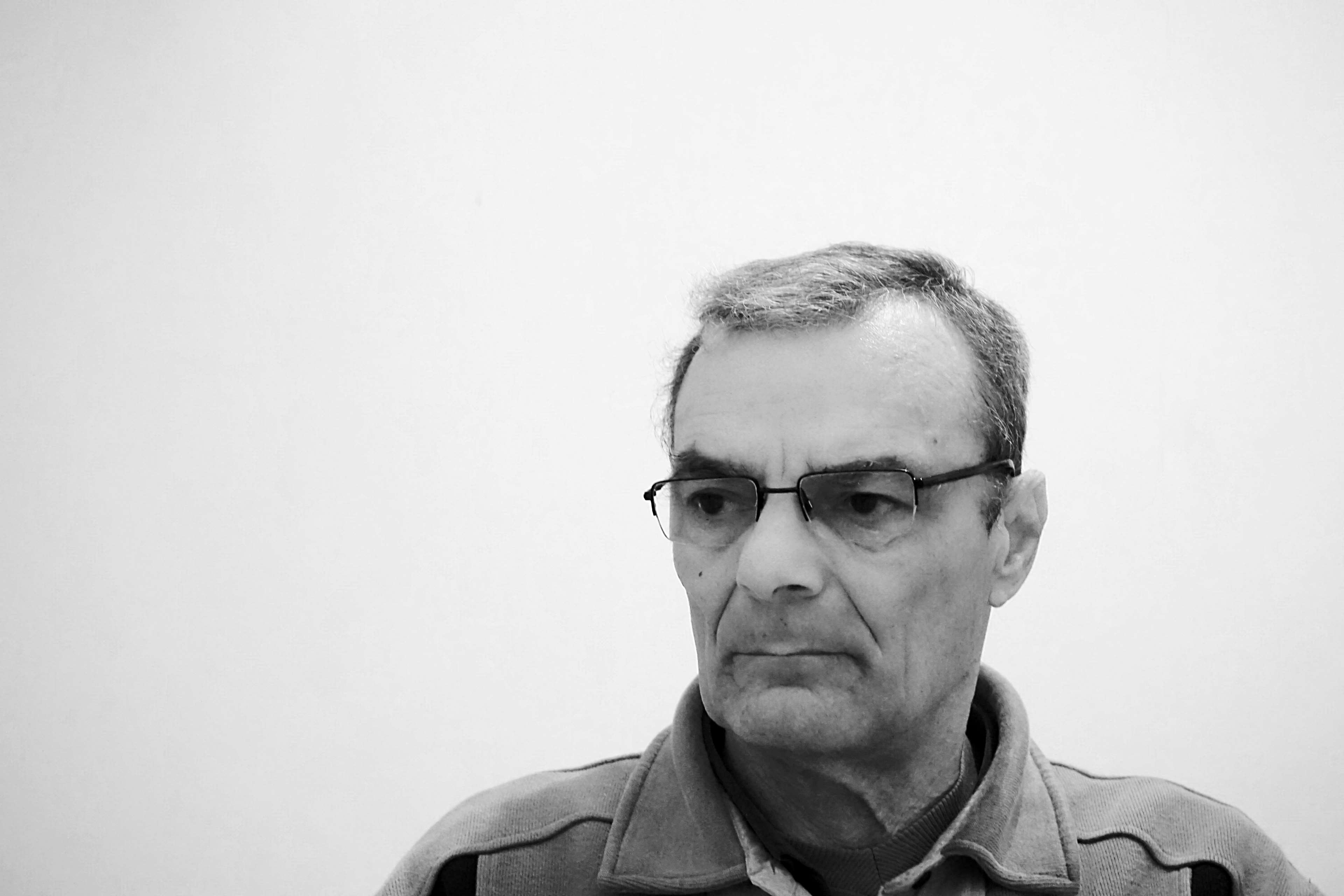 Portrait of an older man wearing glasses HD Wallpaper