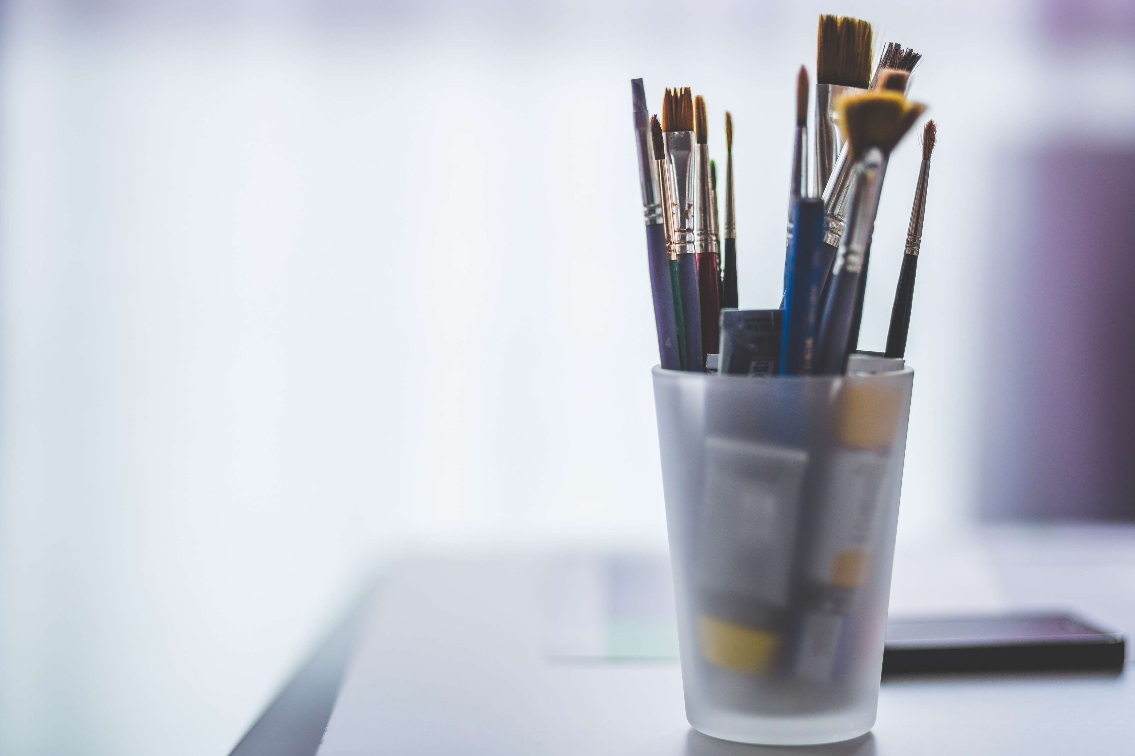 Paint brushes in a container HD Wallpaper