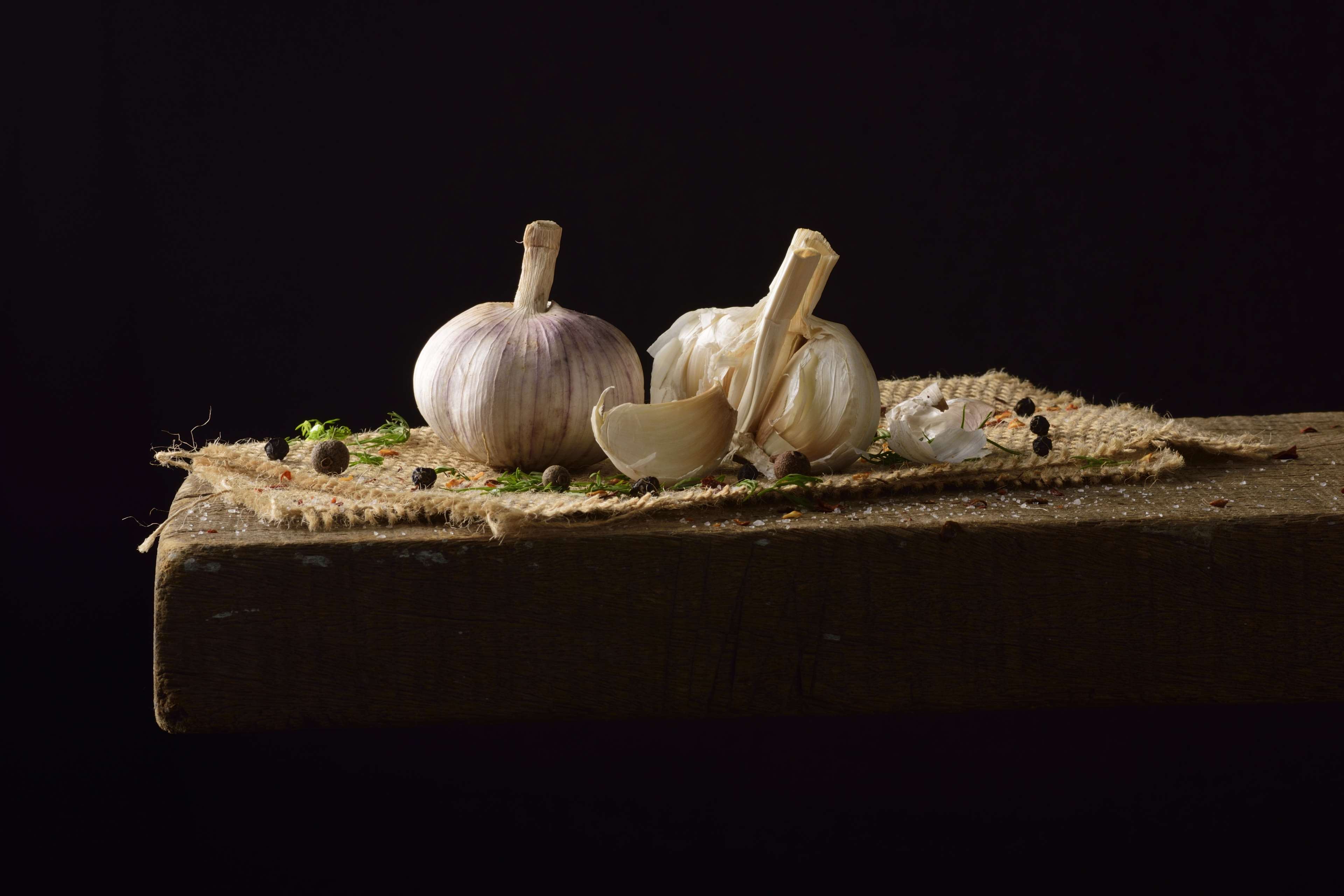 Garlic bulbs and peppercorns on burlap HD Wallpaper