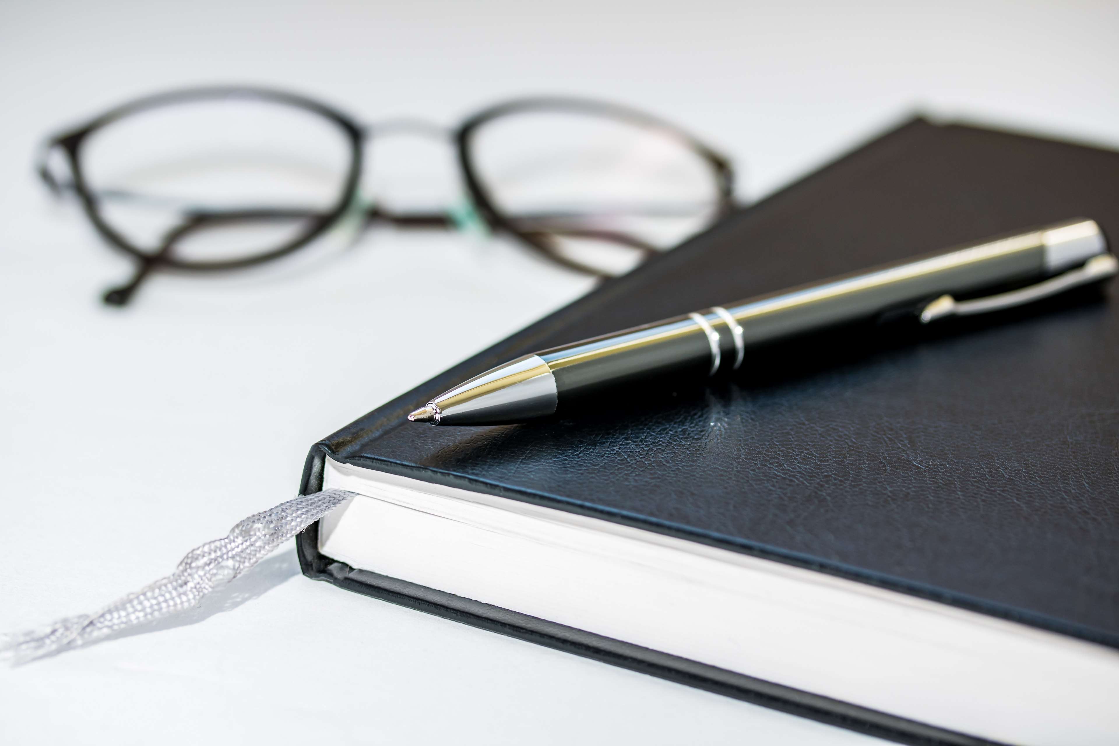 Notebook with pen and reading glasses HD Wallpaper