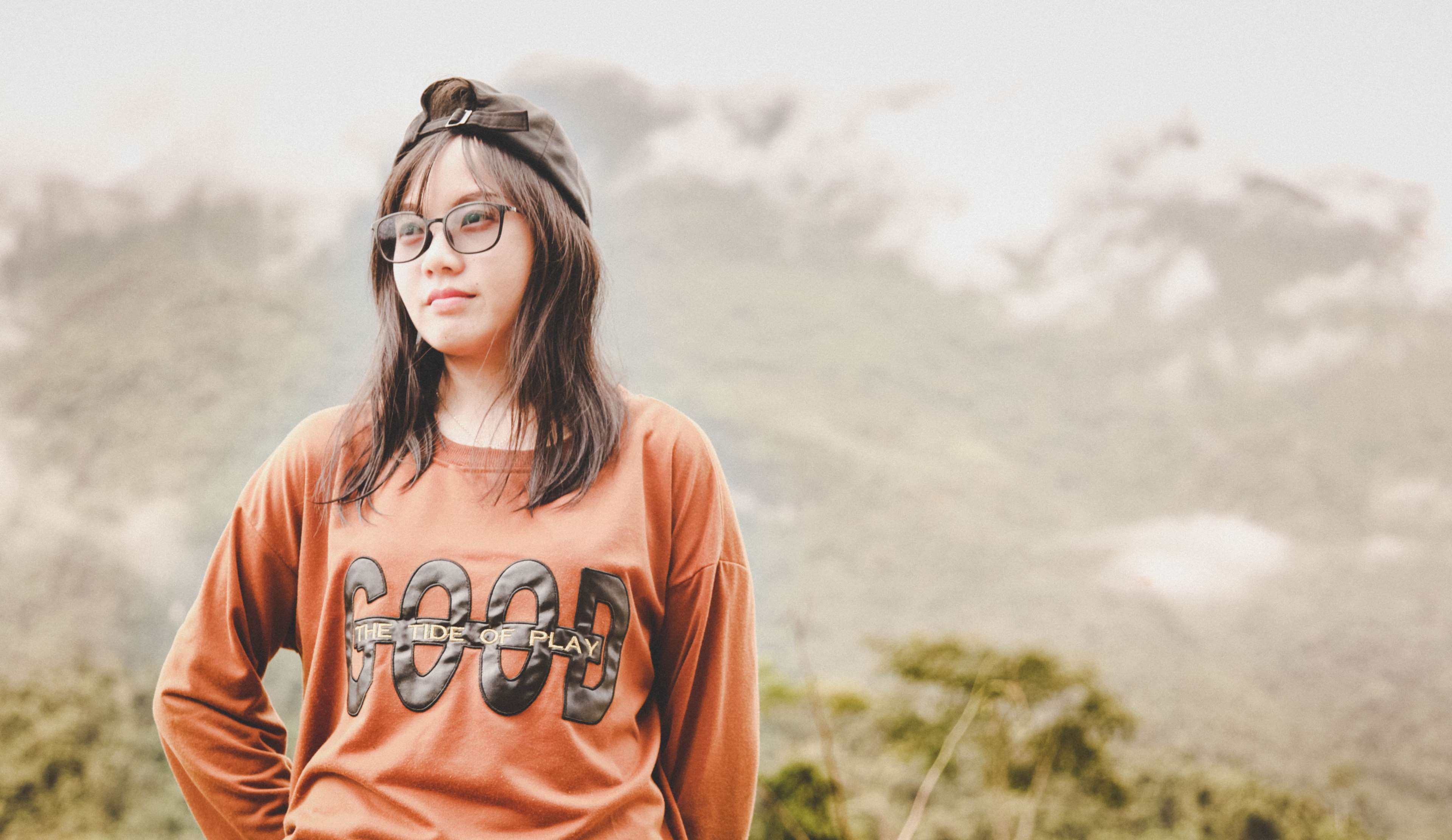 Pretty girl wearing glasses and a cap HD Wallpaper