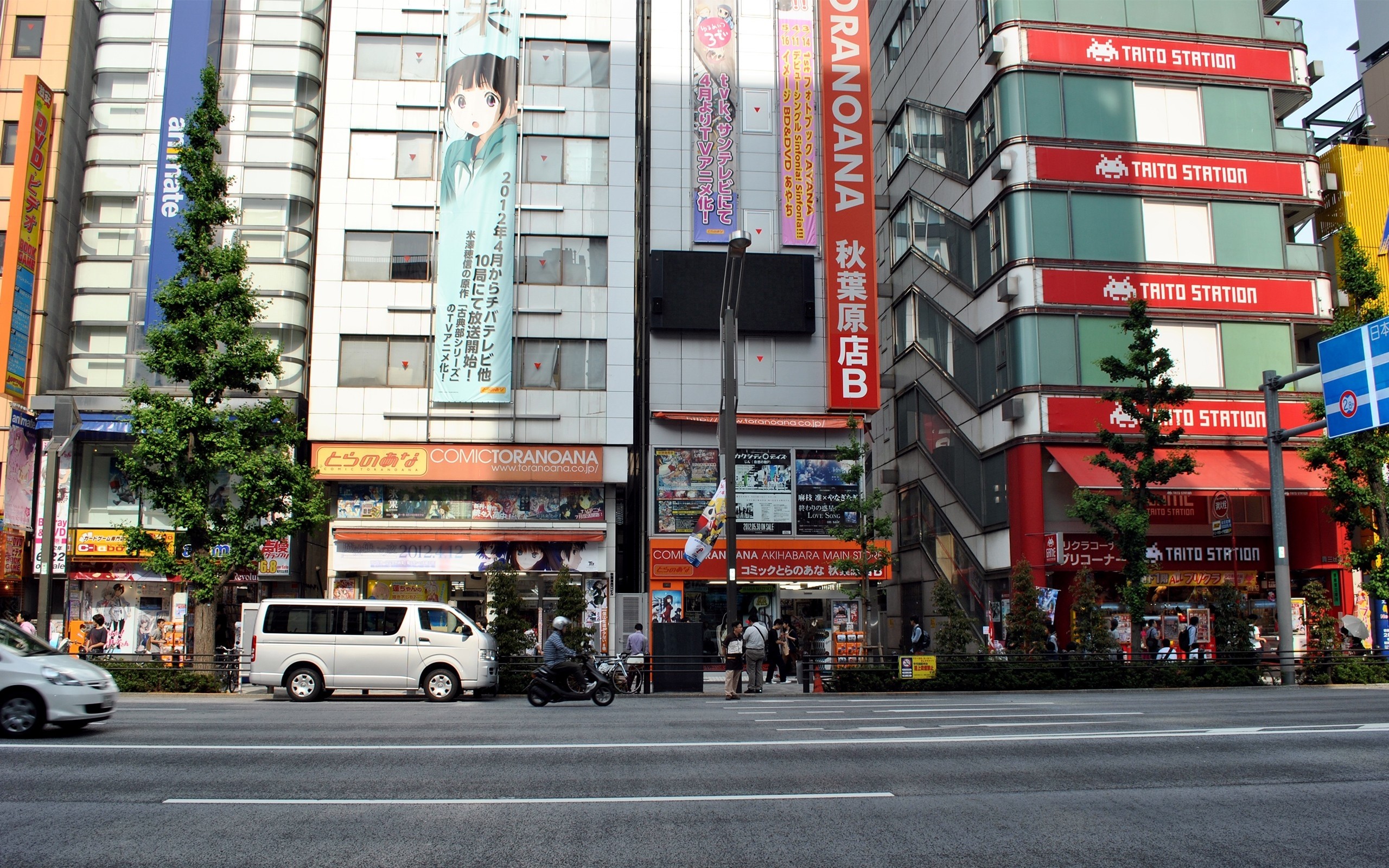 Taito Station and Comictoranoana stores in Akihabara HD Wallpaper