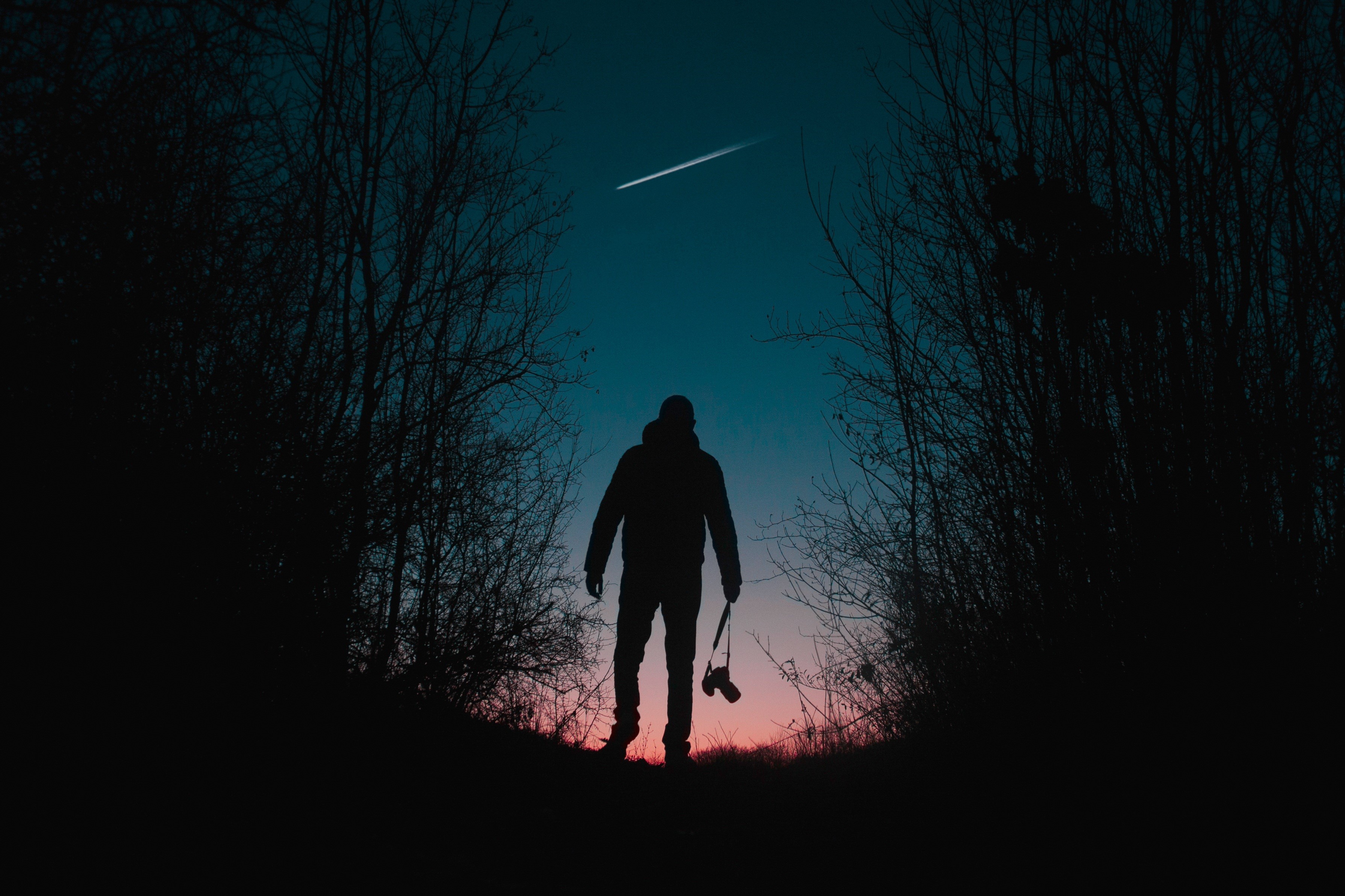 Silhouette of a man with a camera at dusk HD Wallpaper