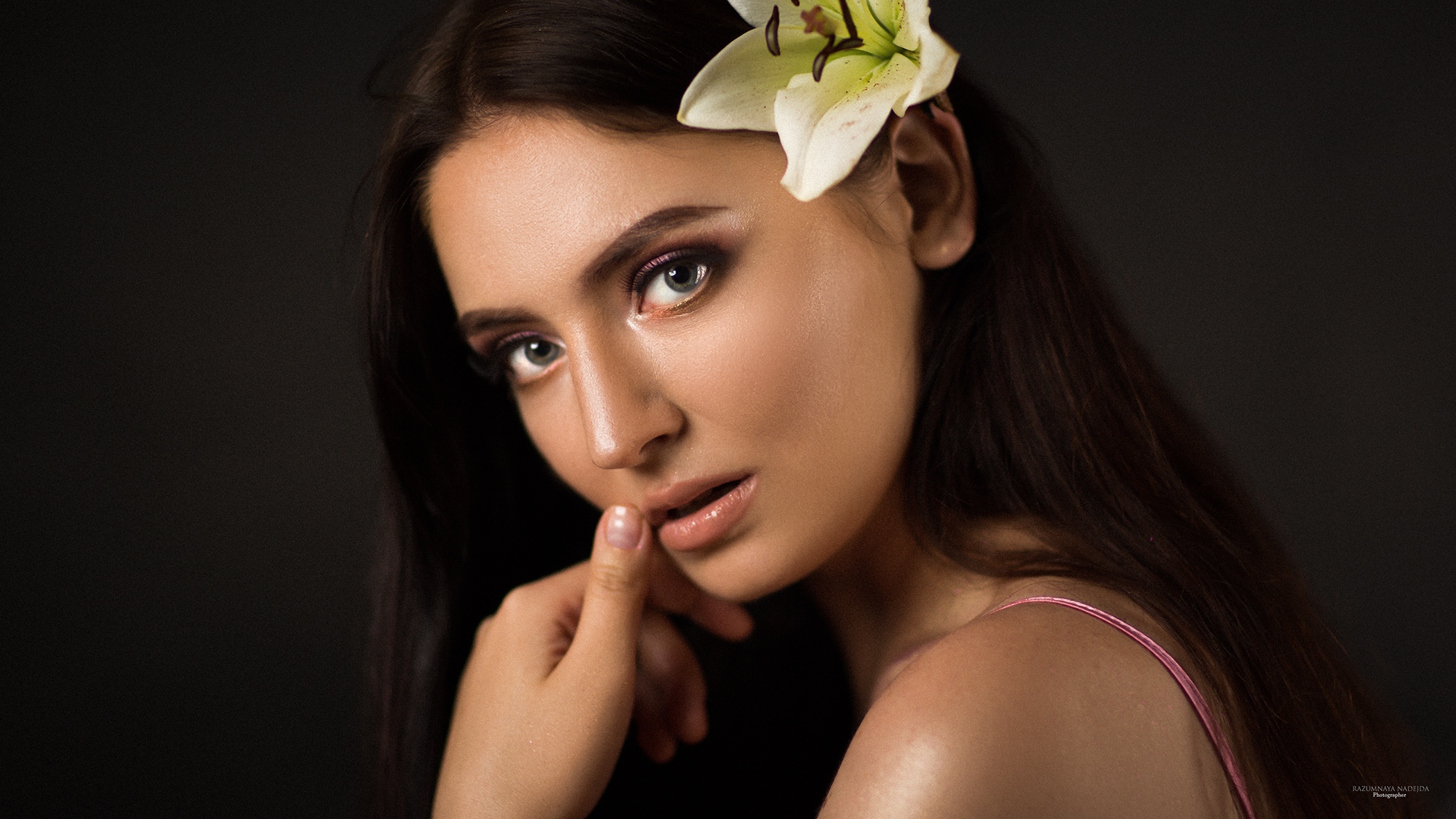 Woman with flower in her hair and blue eyes HD Wallpaper