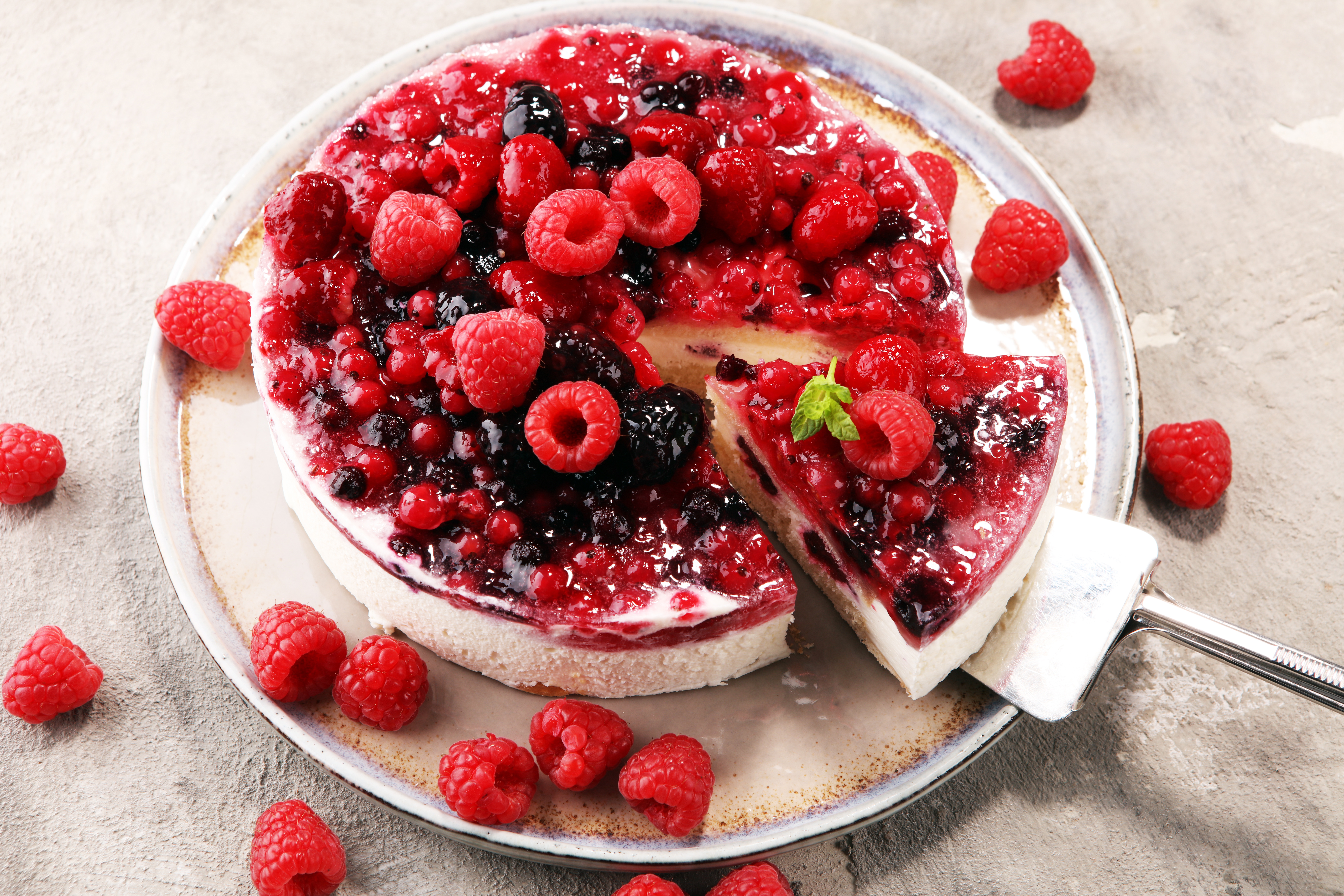 Berry cheesecake with raspberries and currants HD Wallpaper
