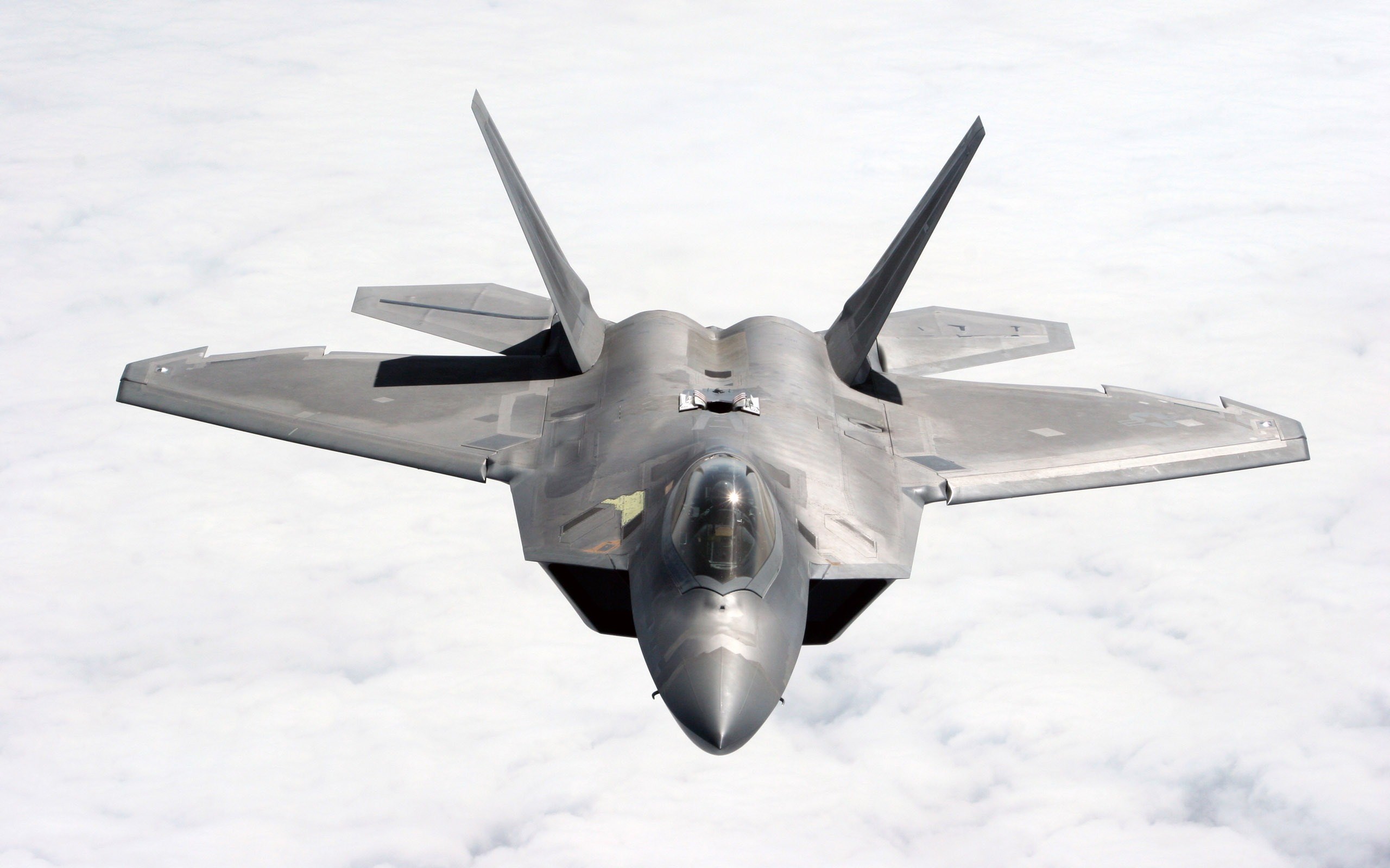 Lockheed Martin F-22 Raptor fighter jet in flight HD Wallpaper