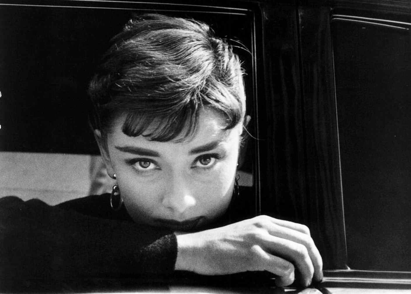 Audrey Hepburn looking out of a car window HD Wallpaper