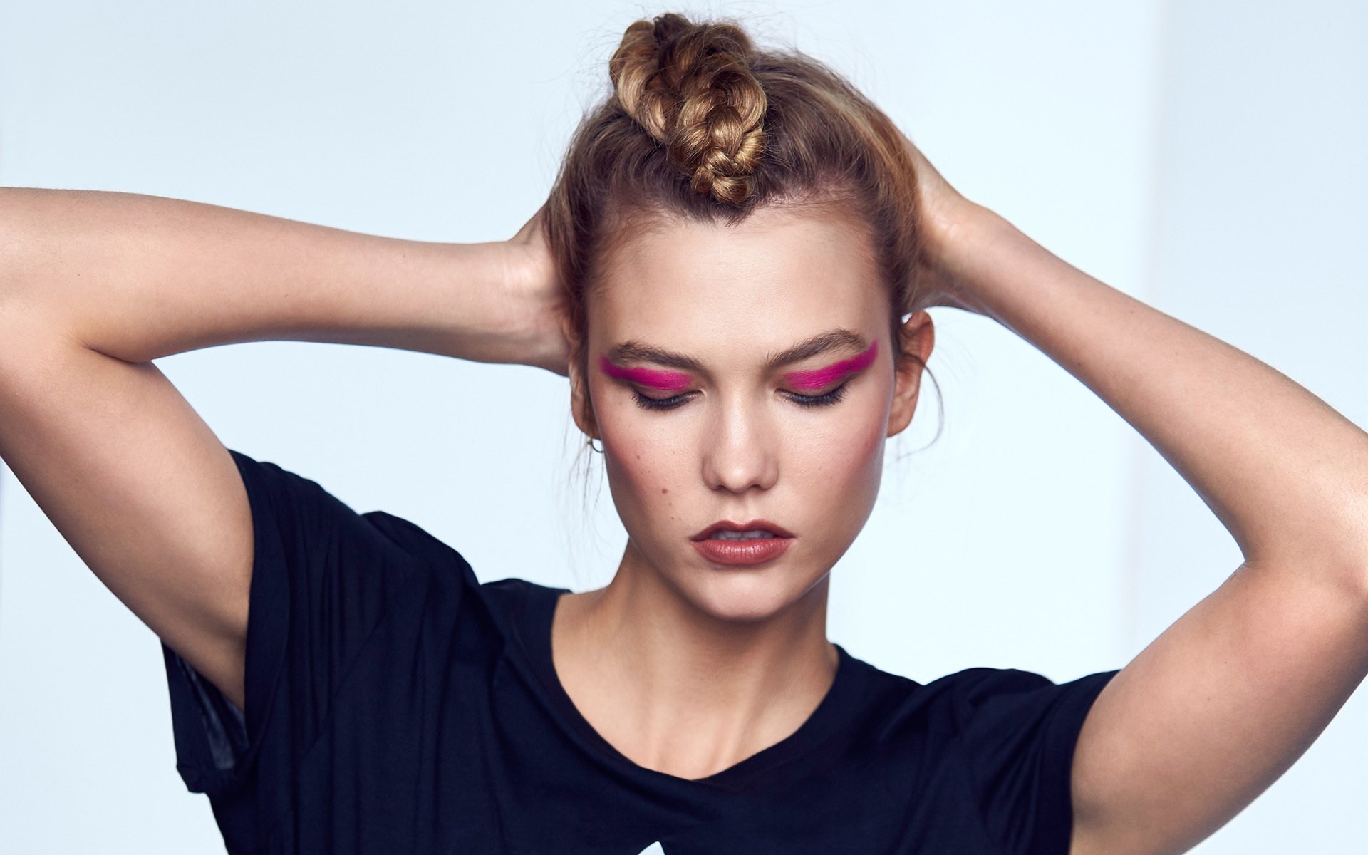 Karlie Kloss with pink eyeshadow HD Wallpaper