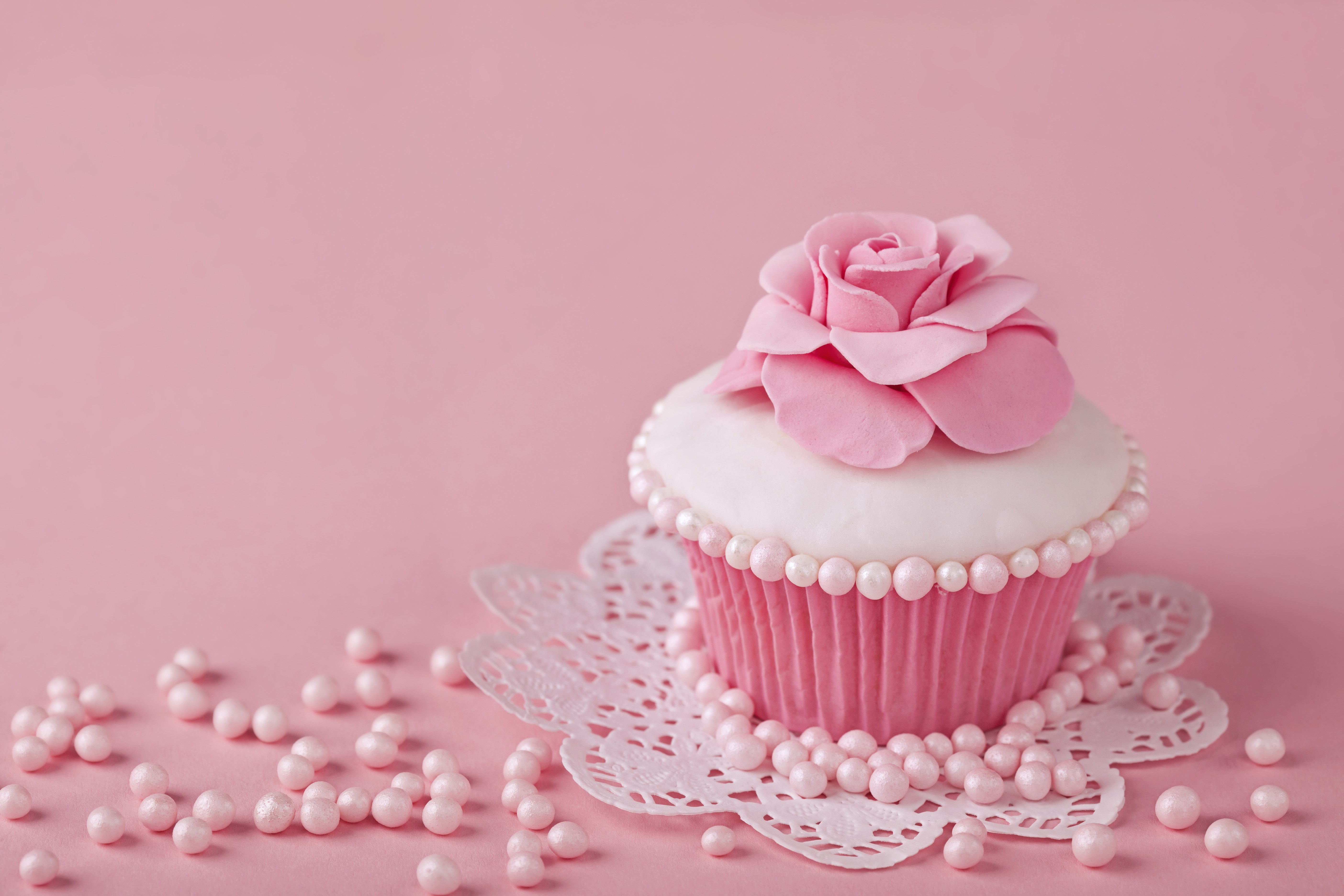 Pink cupcake with rose decoration and pearls HD Wallpaper