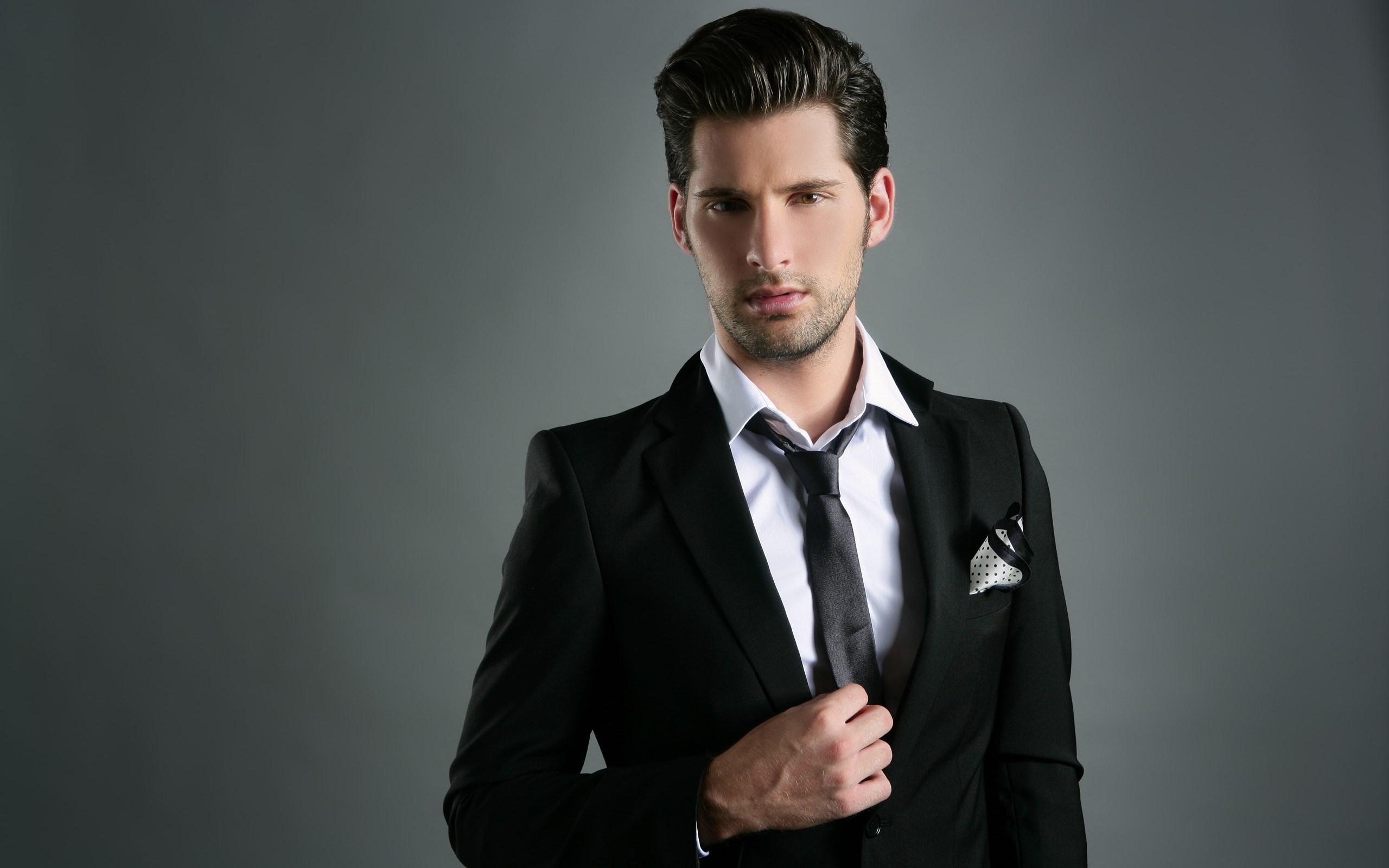 Handsome man in a suit HD Wallpaper