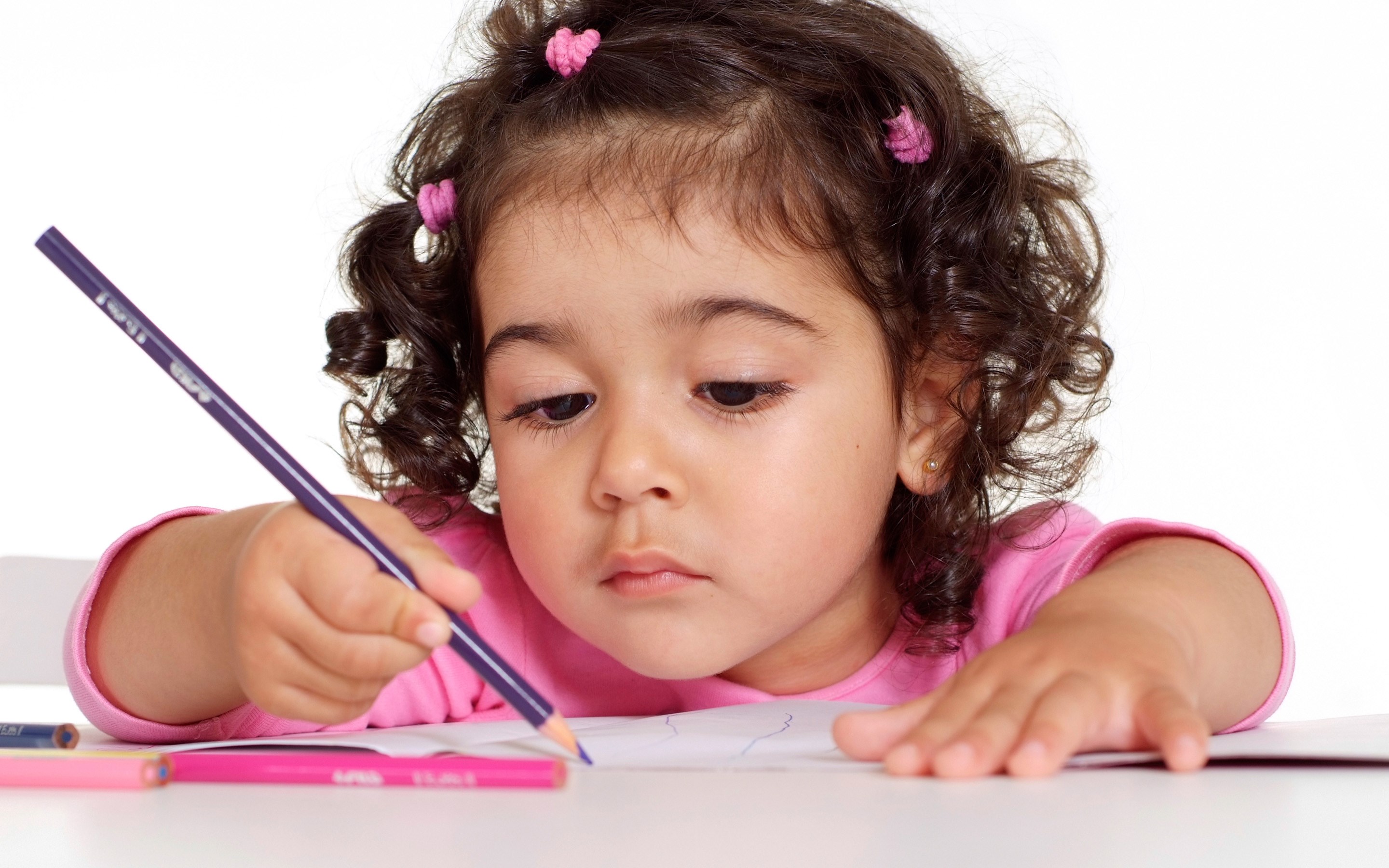 Young girl drawing with colored pencils HD Wallpaper