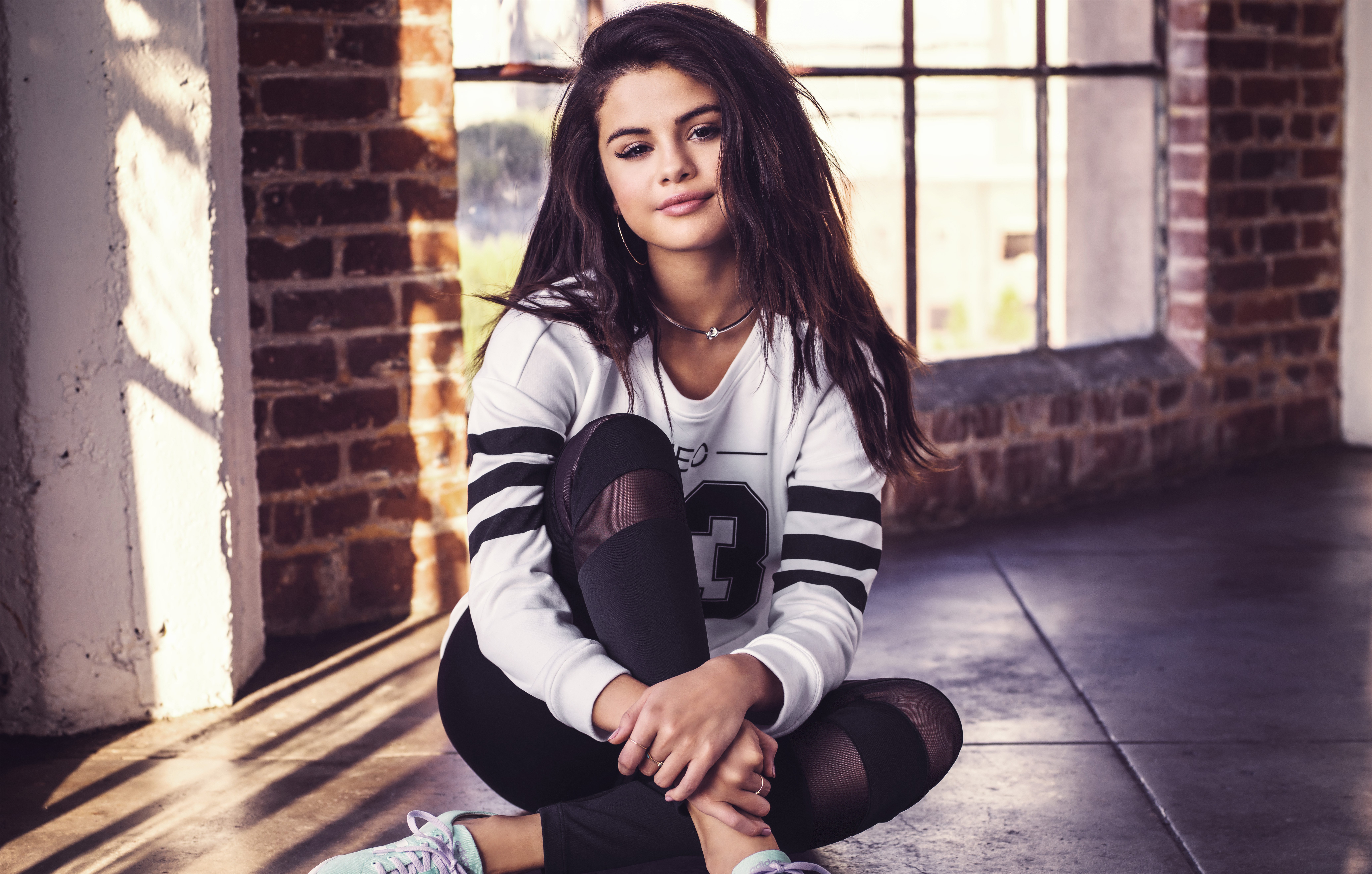 Selena Gomez sitting on floor HD Wallpaper
