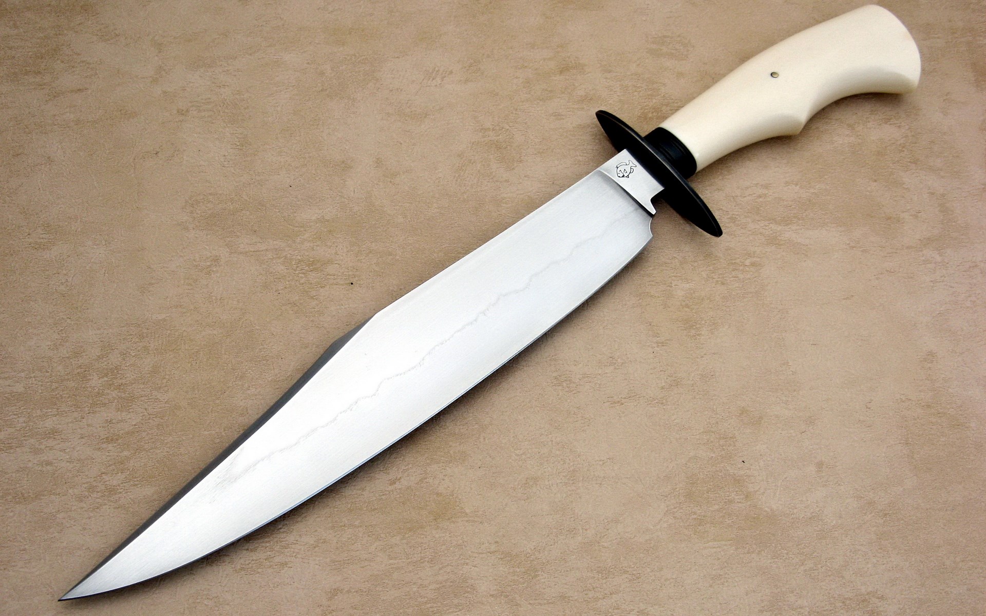 Large Bowie knife with bone handle HD Wallpaper