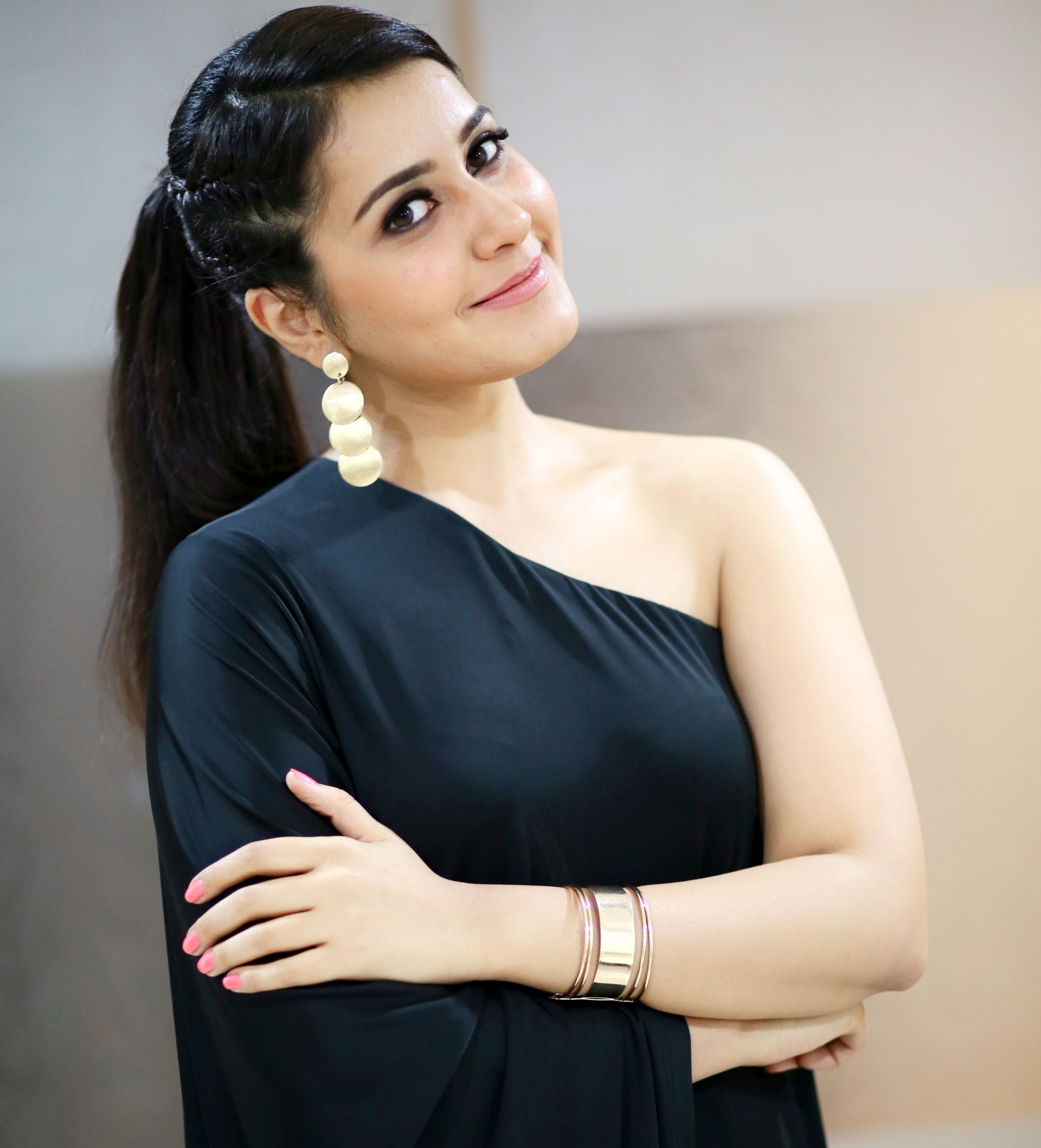 Rashi Khanna HD Wallpaper