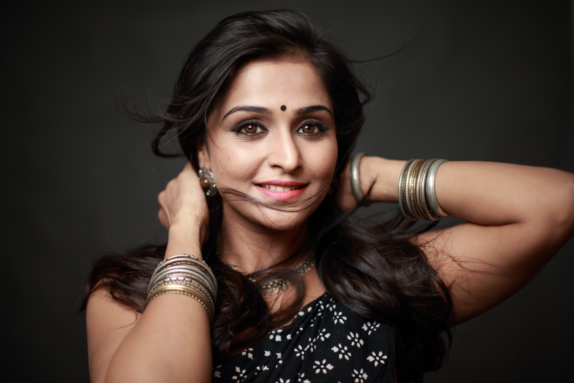 Portrait of Remya Nambeesan Smiling in Traditional Attire HD Wallpaper