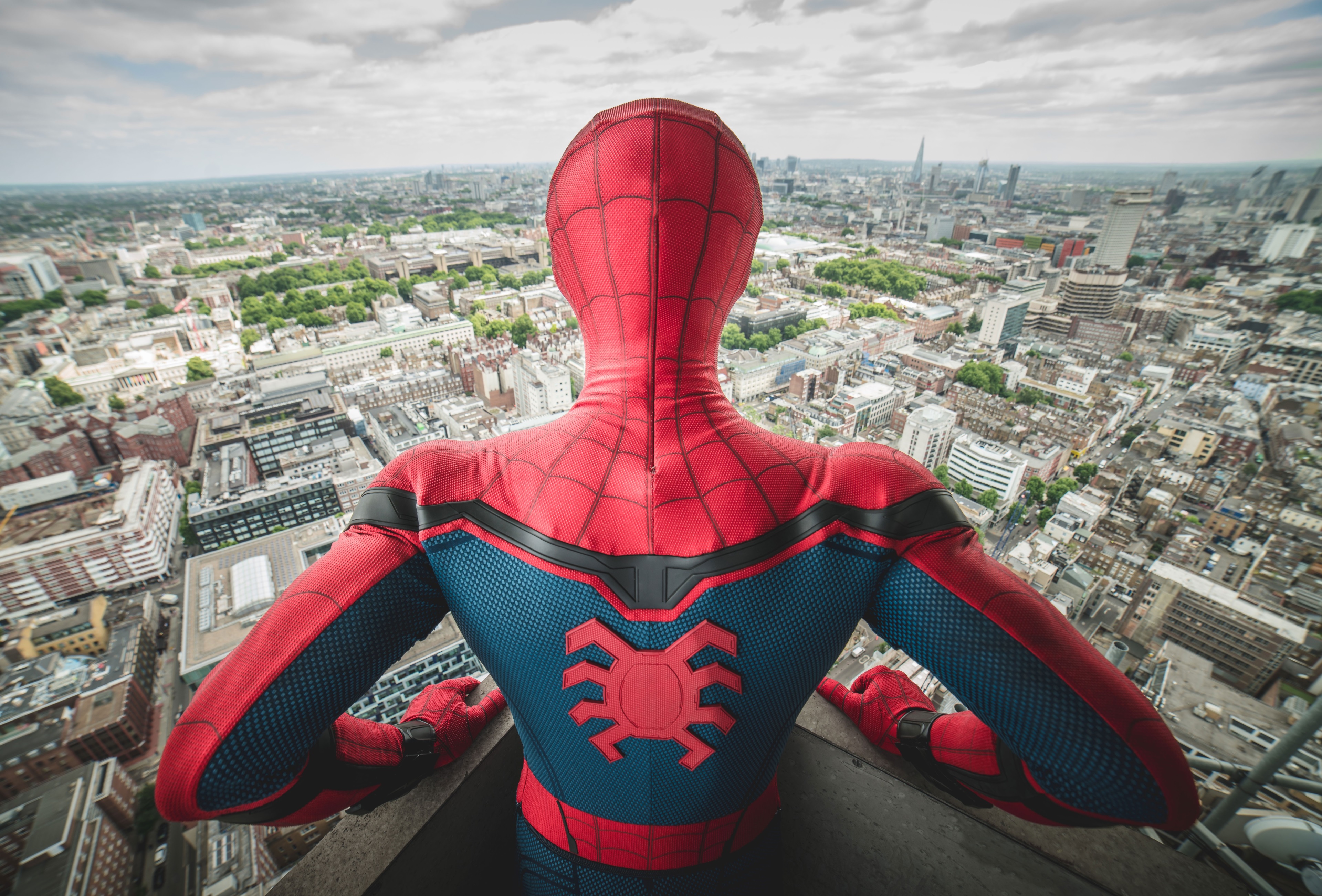 Spider-Man from Spider-Man: Homecoming overlooking London HD Wallpaper