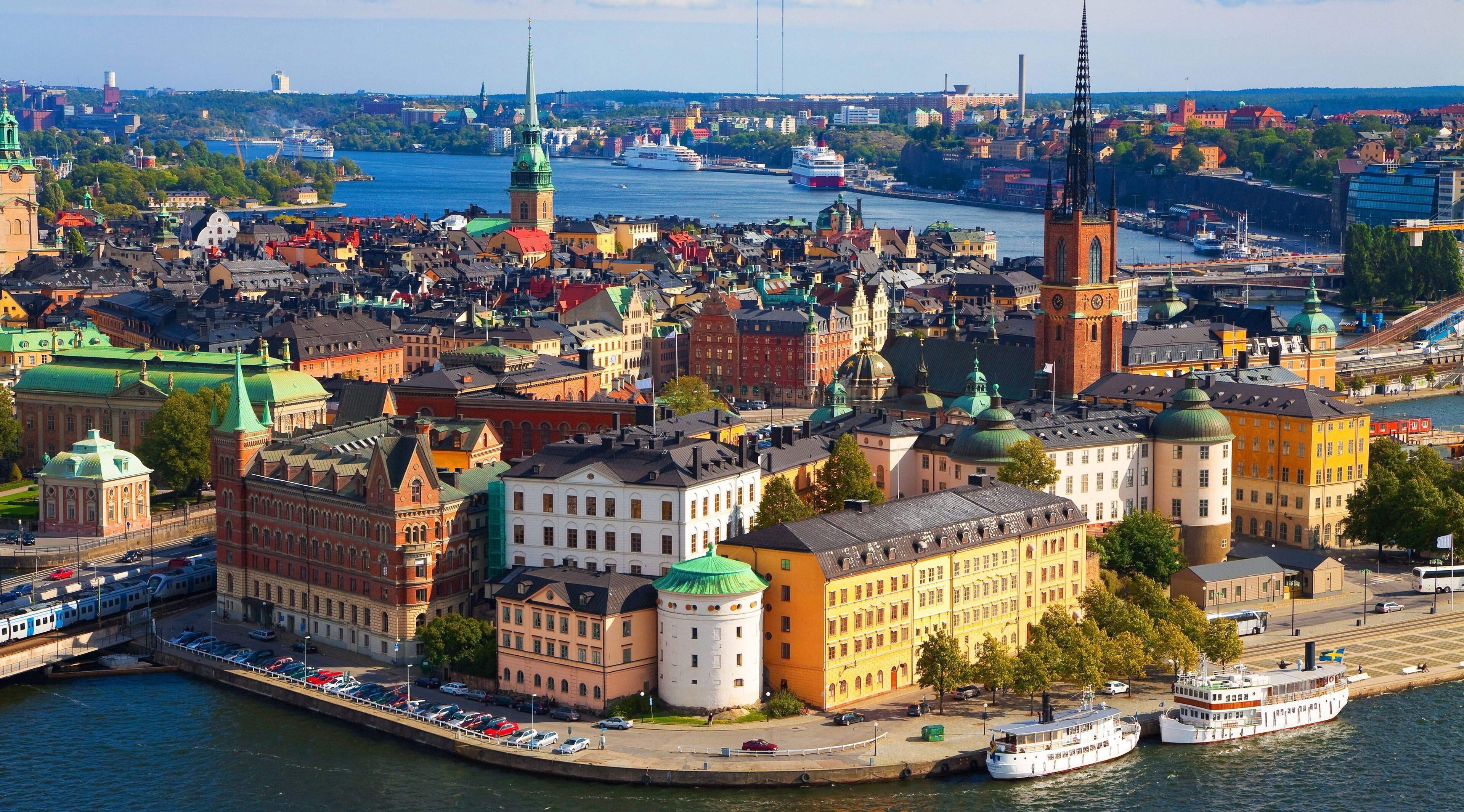 Stockholm 4K cityscape with water and boats HD Wallpaper
