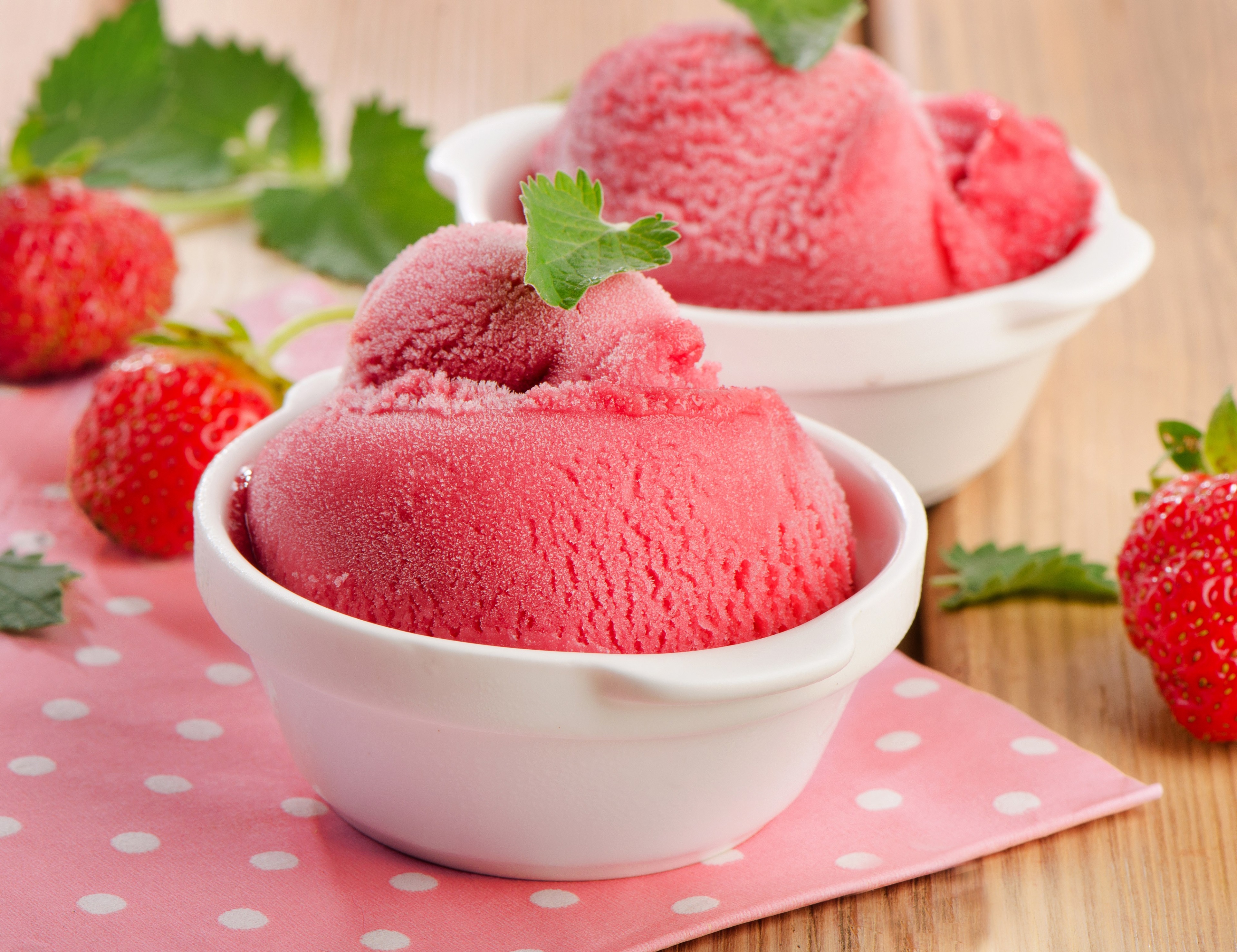 Strawberry ice cream in bowls with strawberries HD Wallpaper