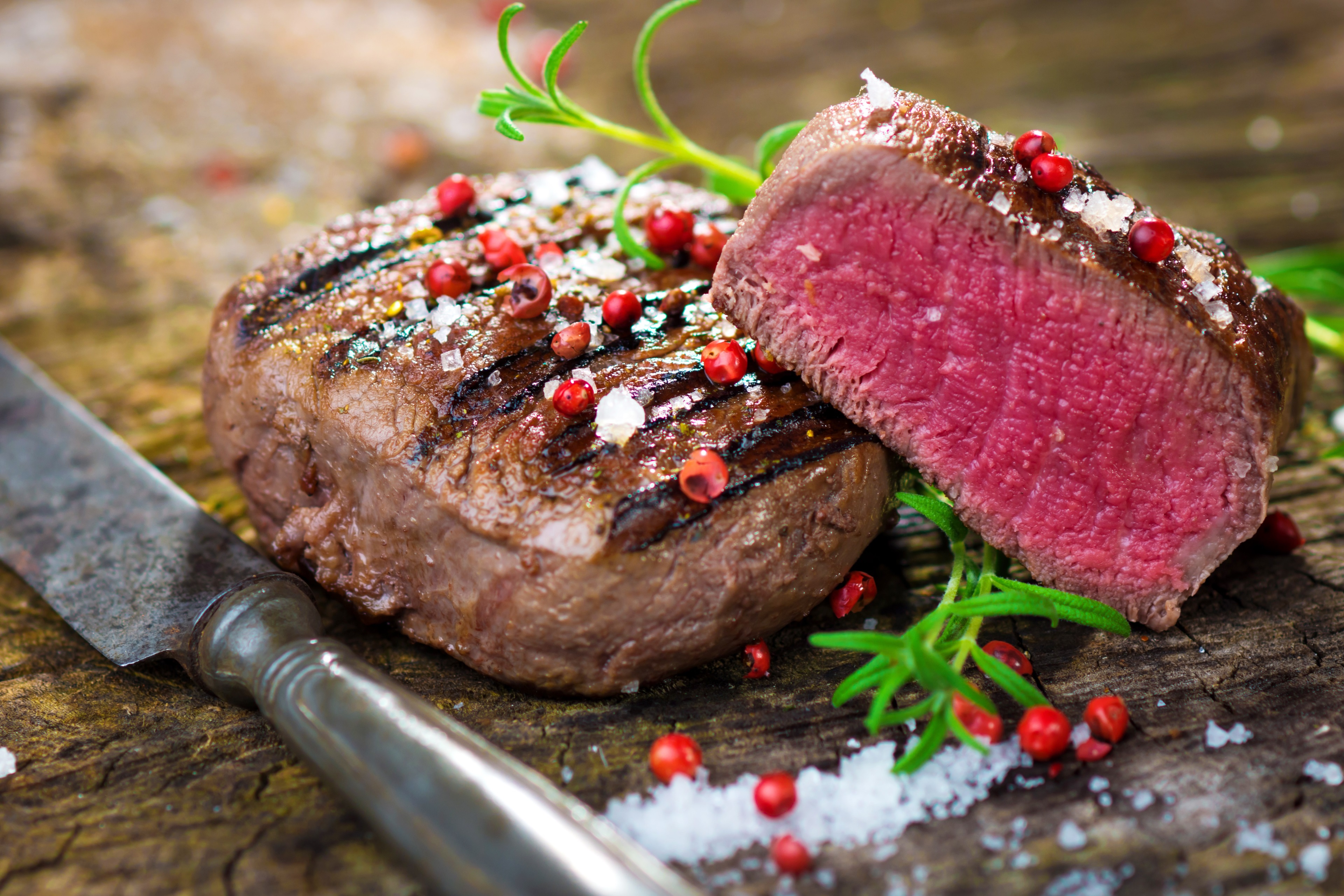 4K grilled steak with peppercorns and rosemary HD Wallpaper