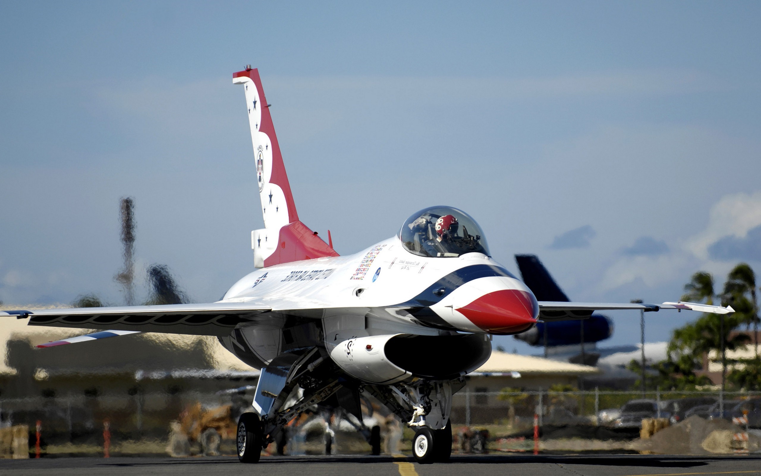 General Dynamics F-16 Fighting Falcon "Thunderbirds" HD Wallpaper