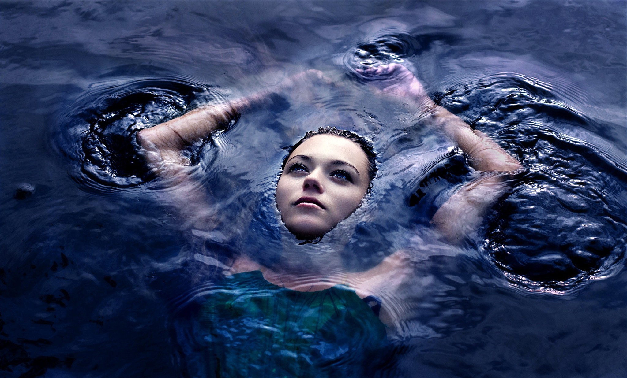 Woman submerged in dark water HD Wallpaper