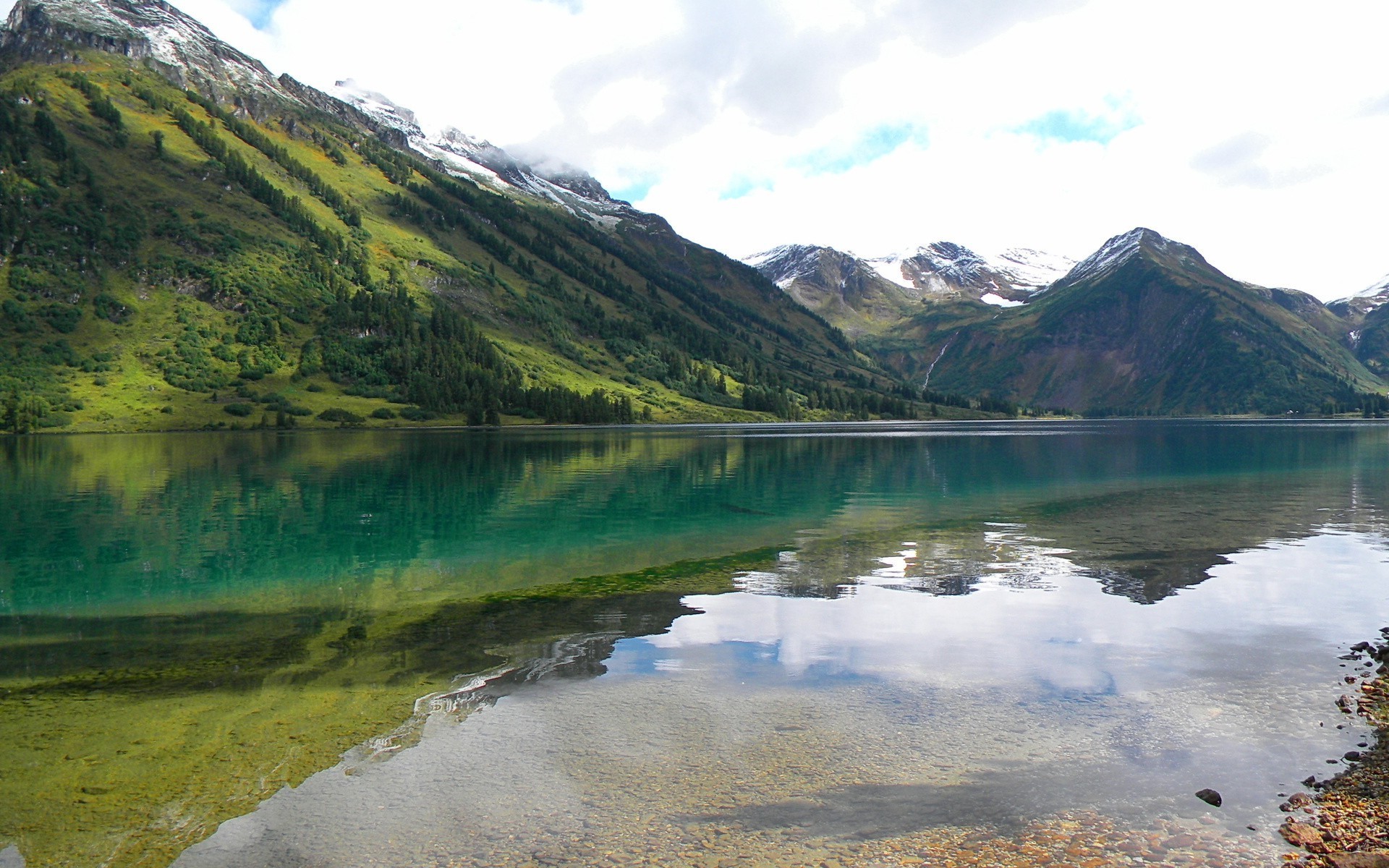 Serene Mountain Lake with Reflection in Siberia HD Wallpaper