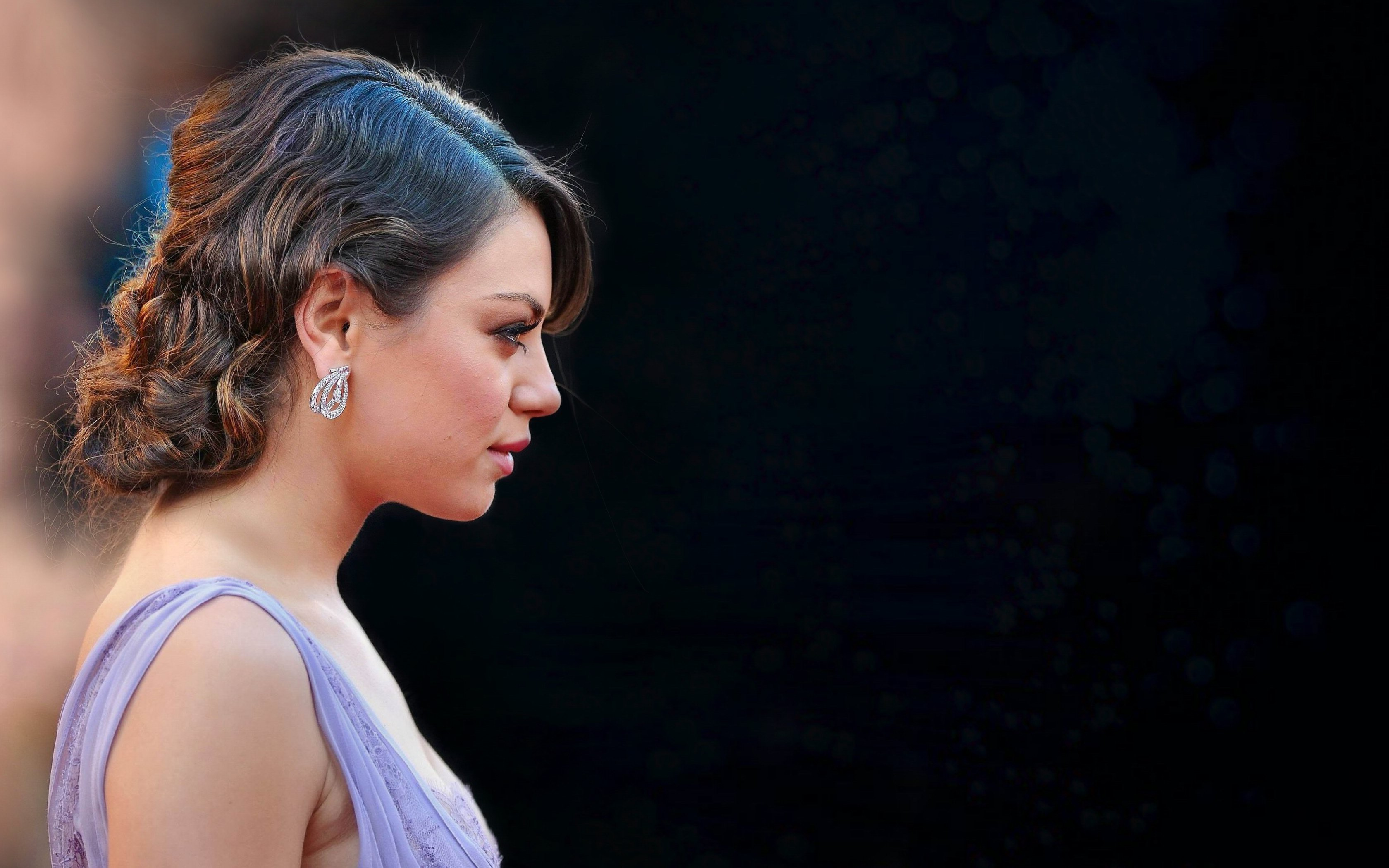 Mila Kunis profile HD Wallpaper