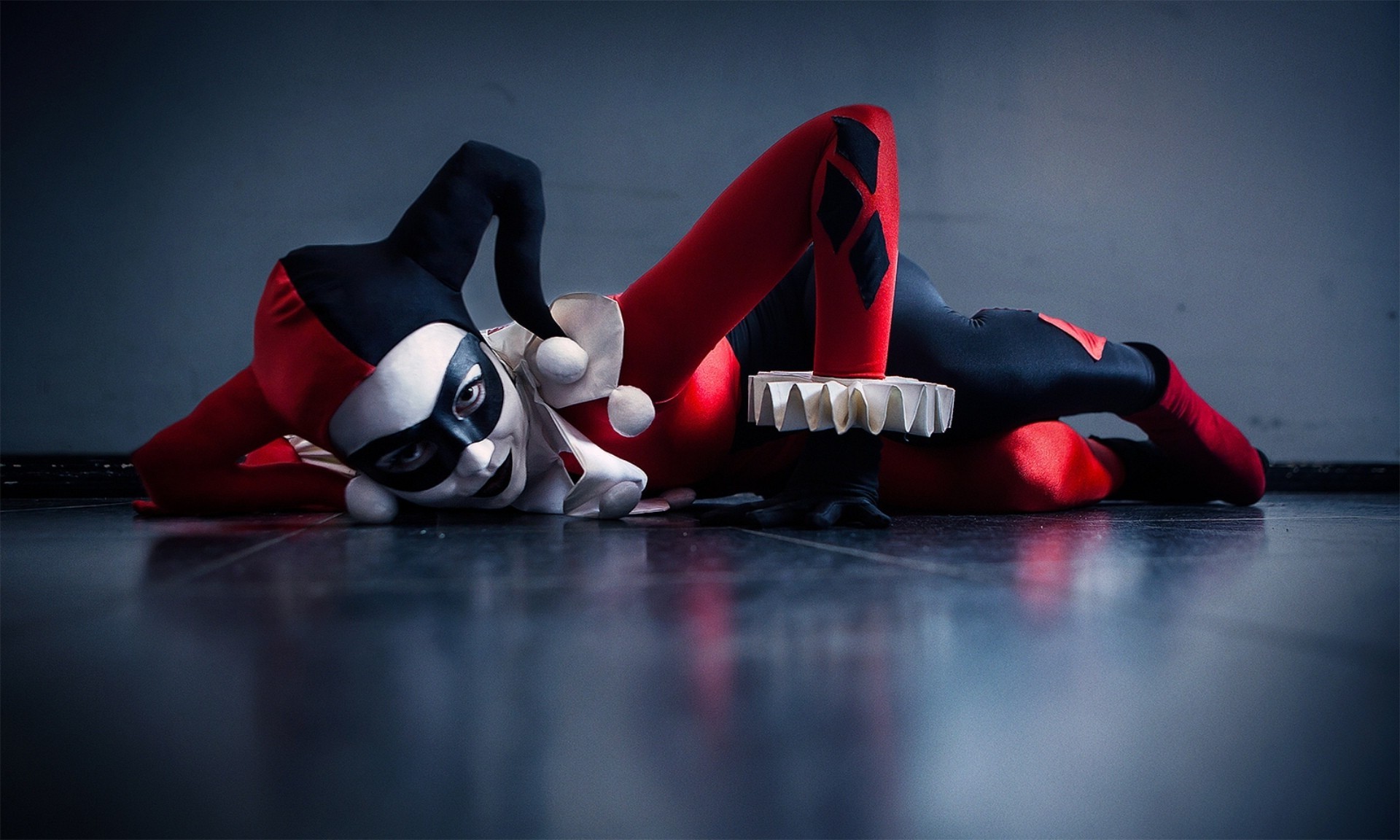 Harley Quinn lying on the floor HD Wallpaper