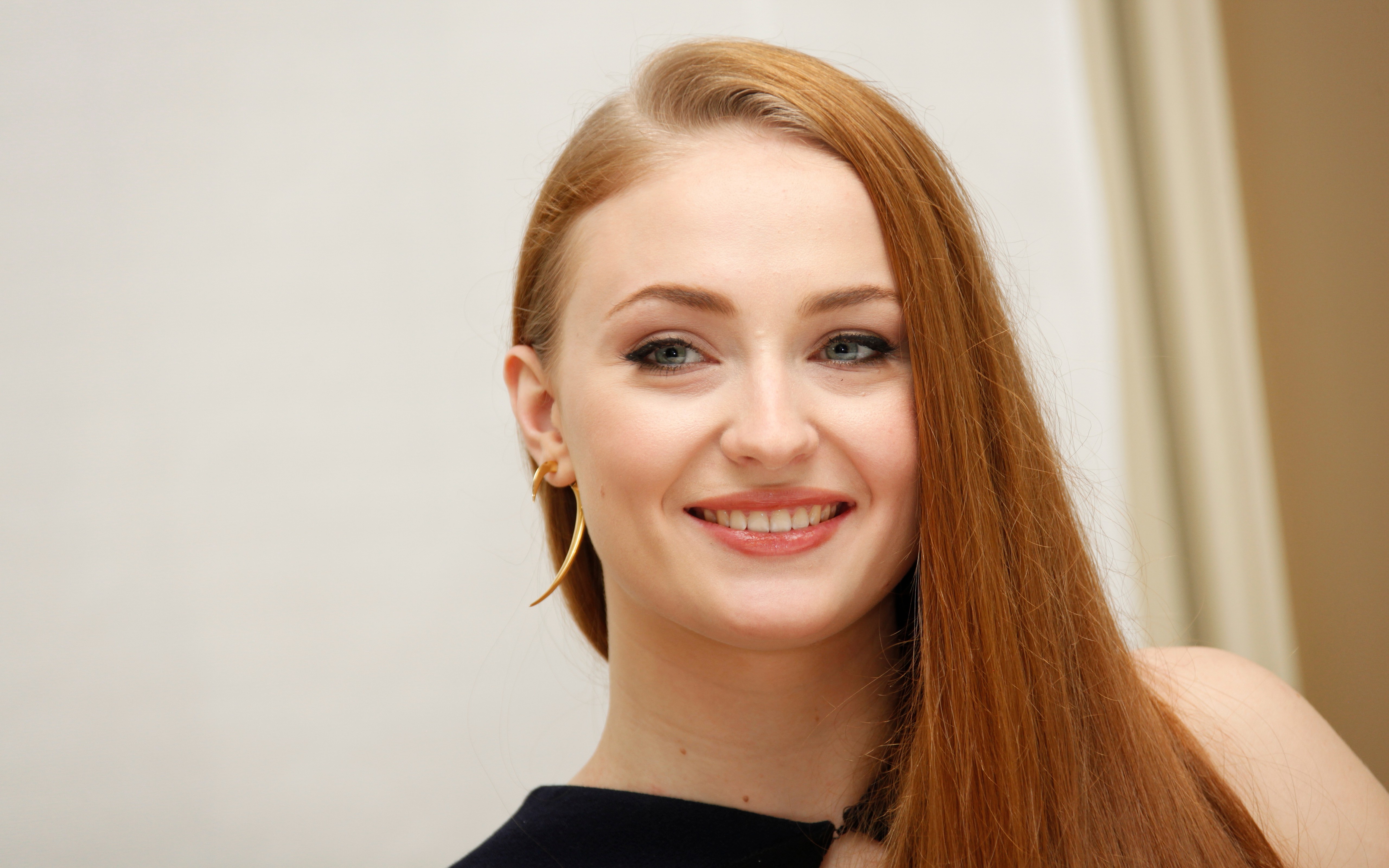 Sophie Turner smiling HD Wallpaper