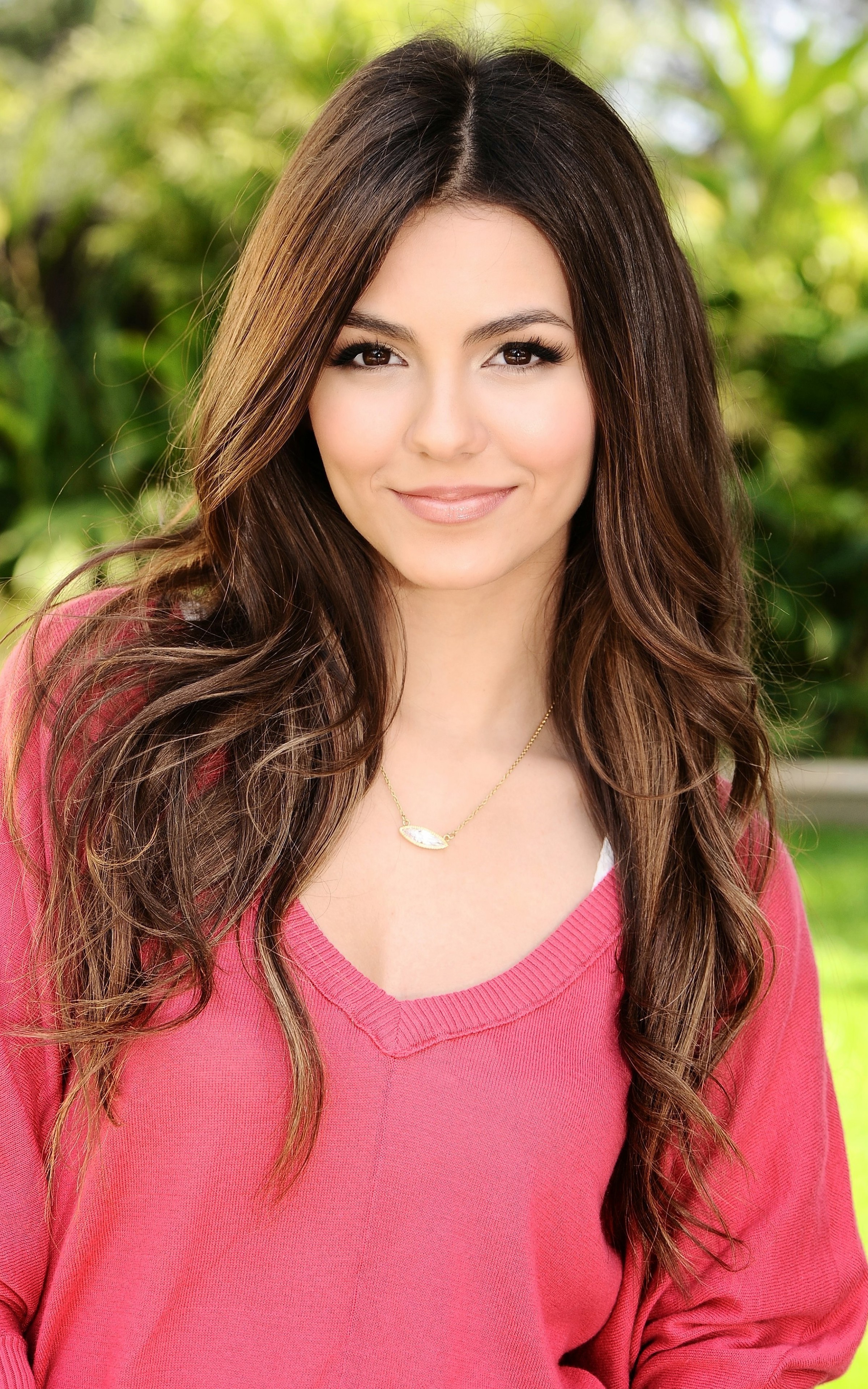 Victoria Justice smiling outdoors HD Wallpaper