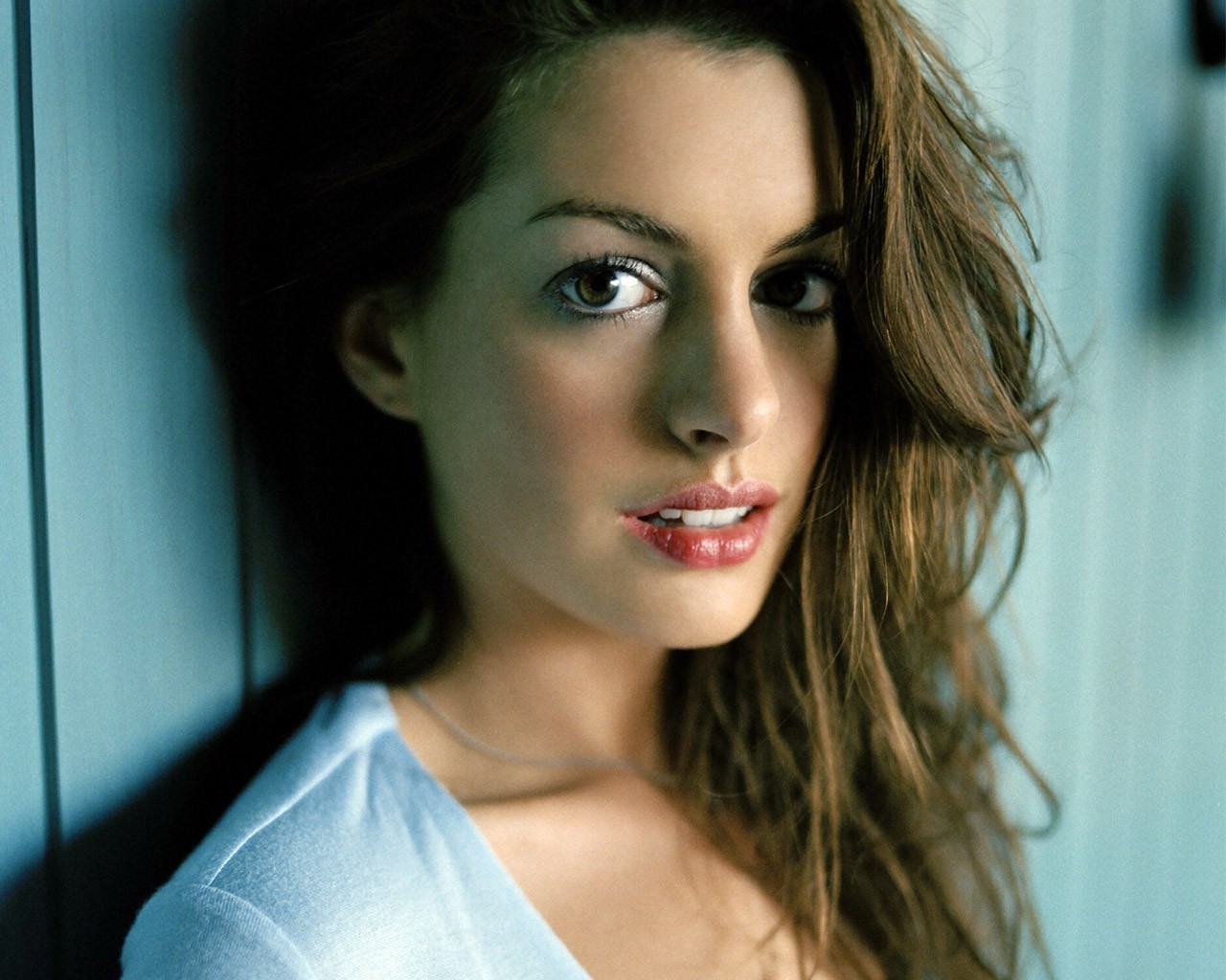 Anne Hathaway HD Wallpaper