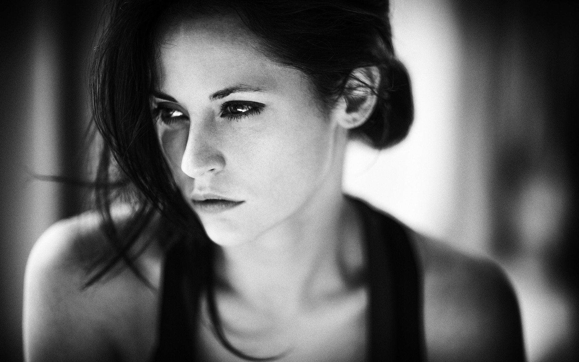 Monochrome portrait of a woman HD Wallpaper