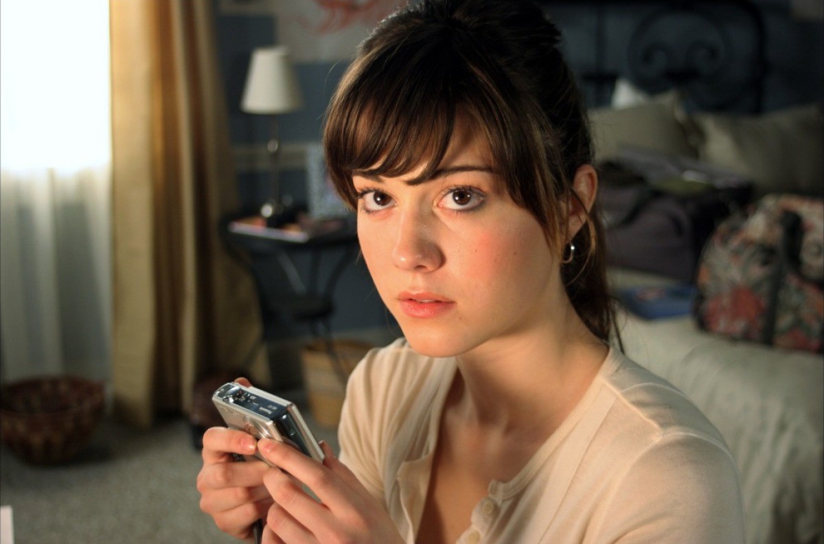Mary Elizabeth Winstead holding a digital camera HD Wallpaper