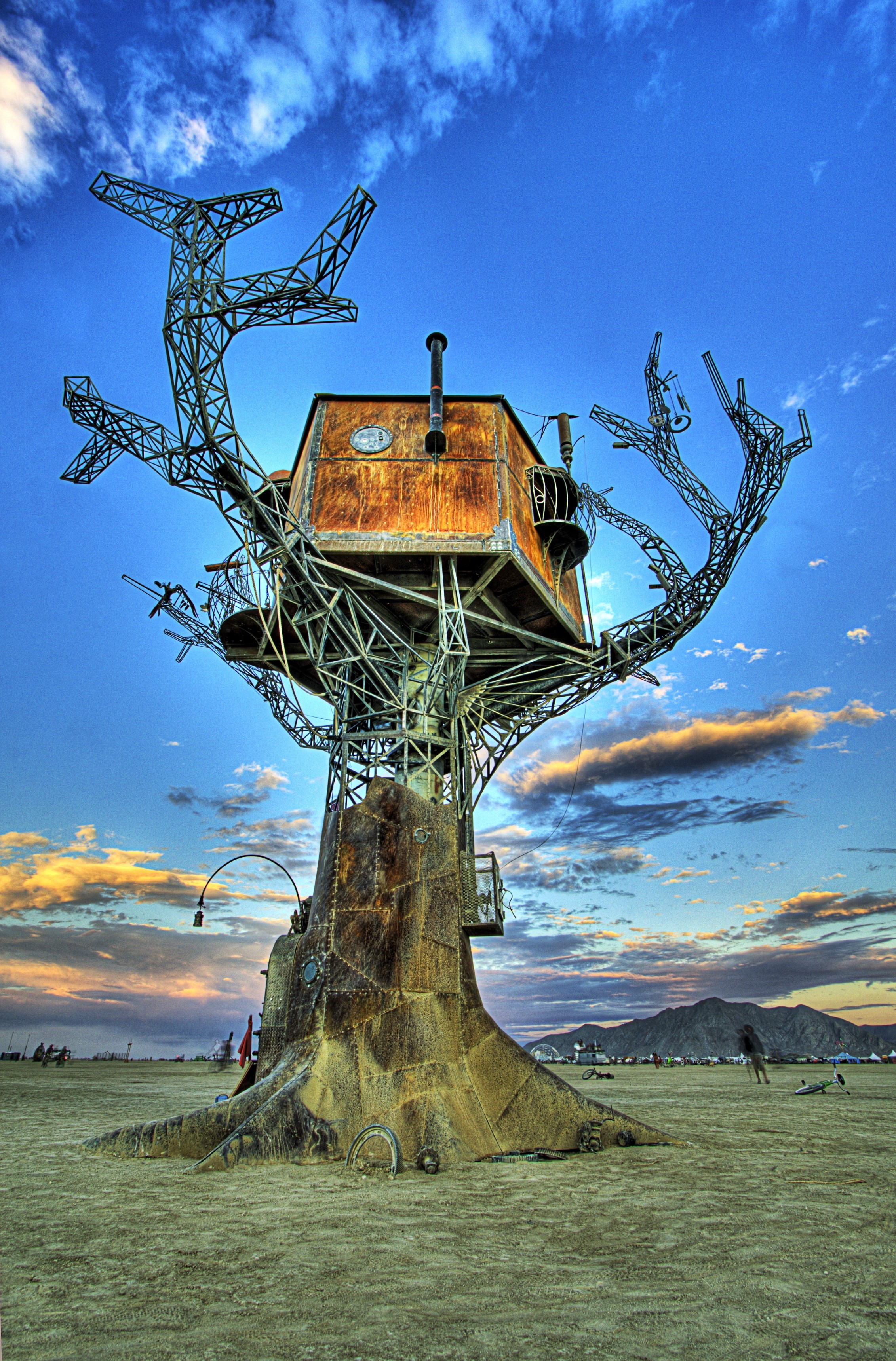 Steampunk treehouse art installation in desert HD Wallpaper