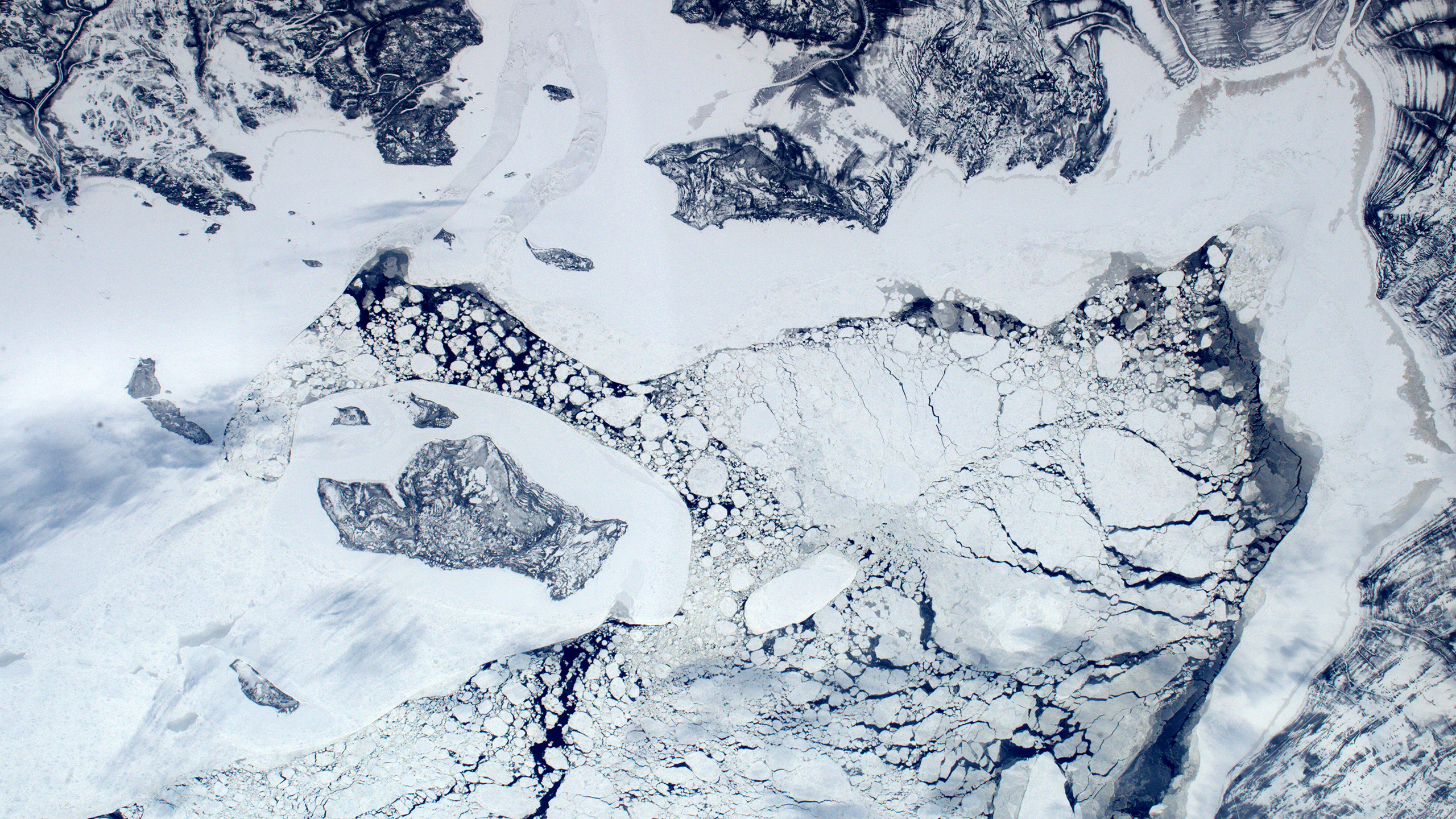 Aerial view of ice floes and mountains HD Wallpaper