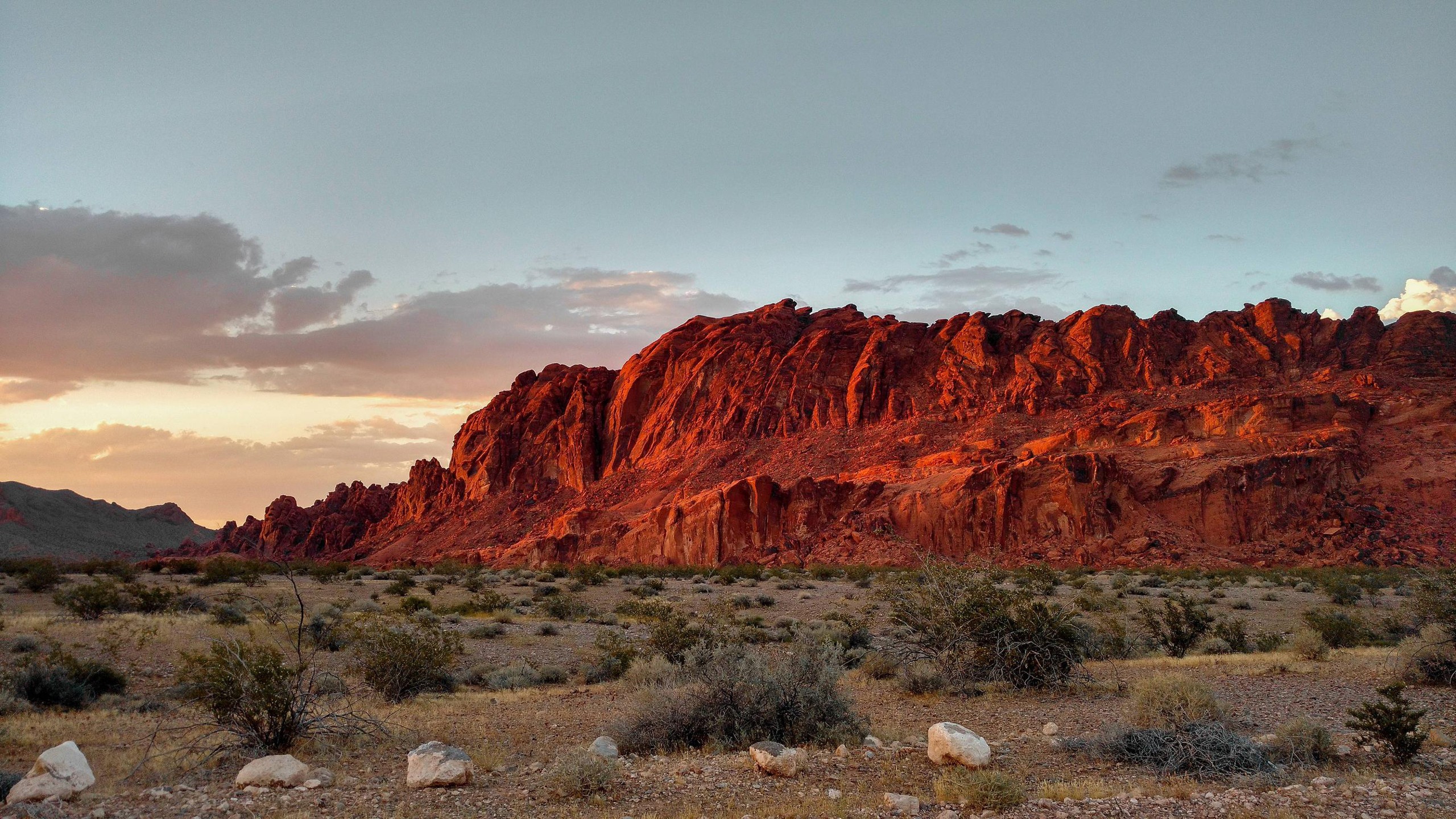 Red rock formations at sunset in Nevada desert HD Wallpaper