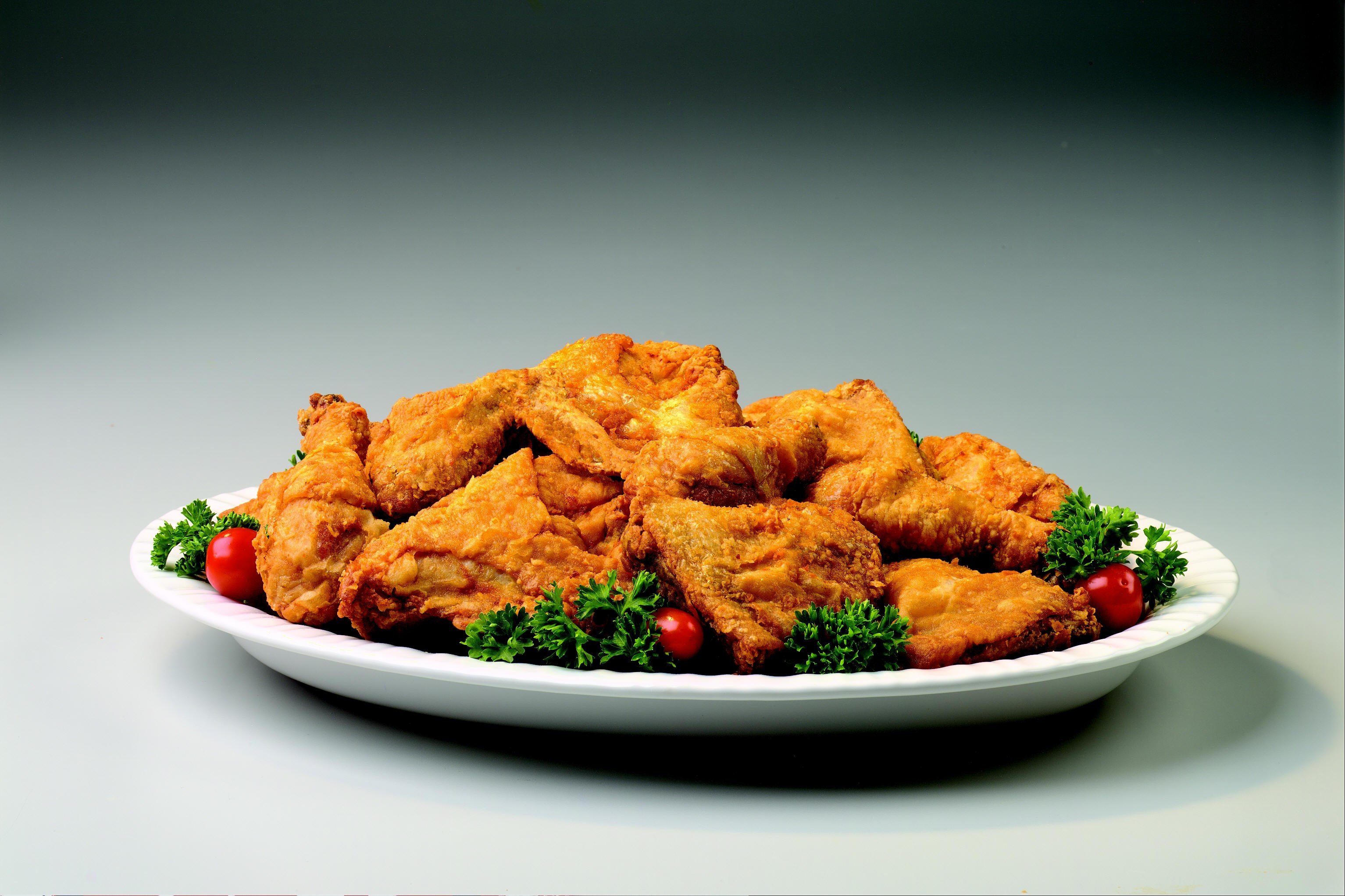 Plate of fried chicken with garnishes HD Wallpaper