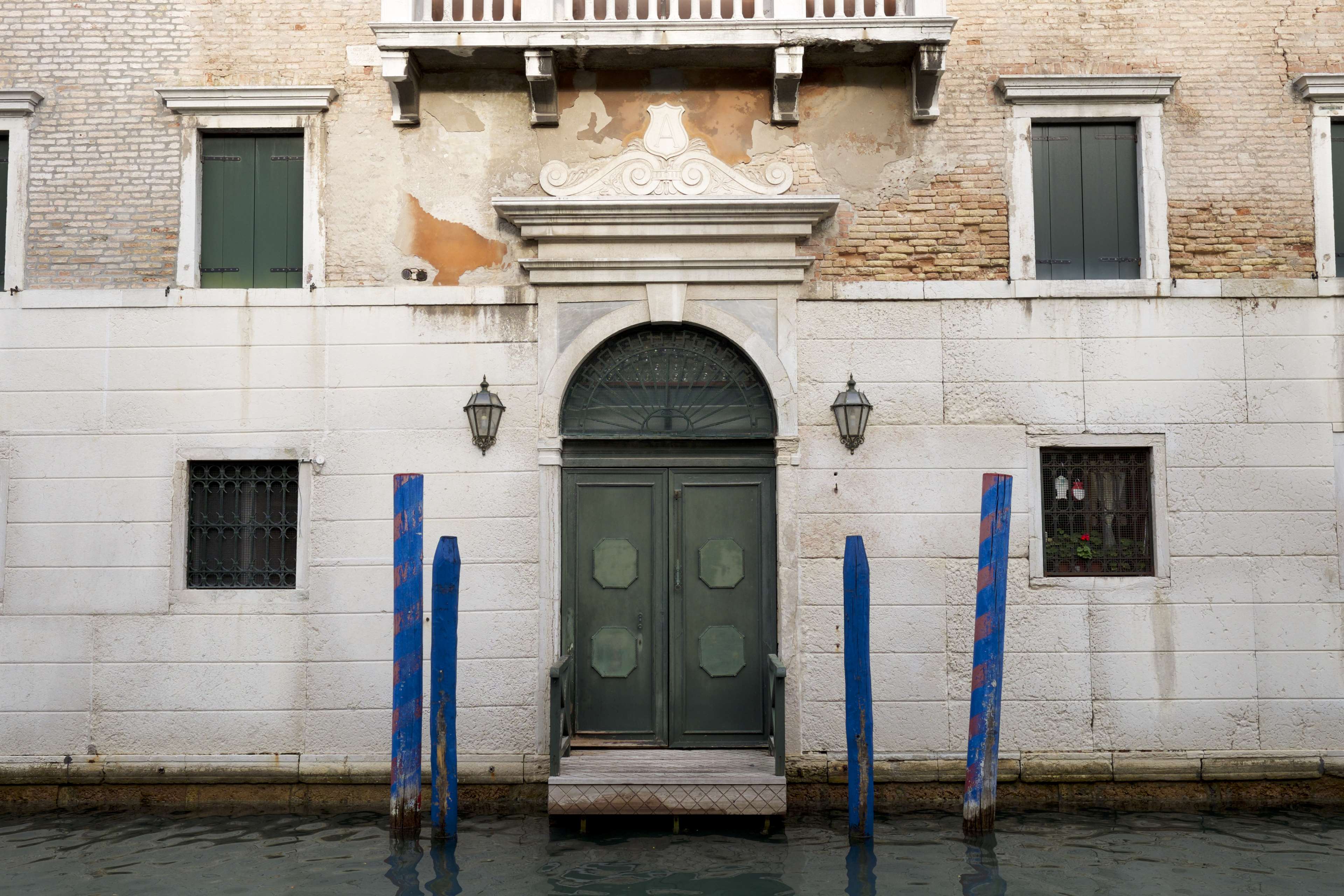 Venice building with doors and windows on a canal HD Wallpaper