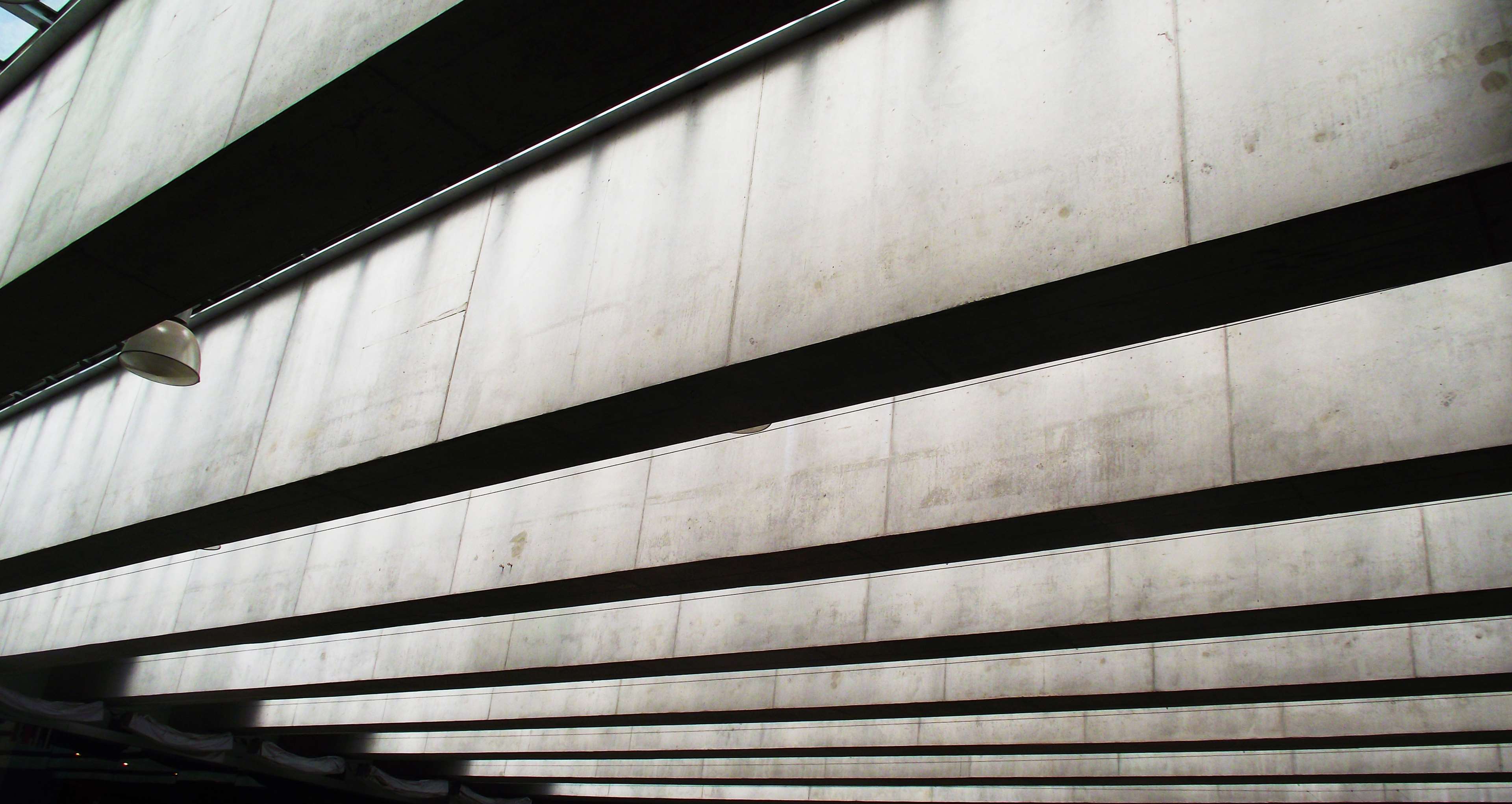 Architectural concrete structure with a lamp HD Wallpaper