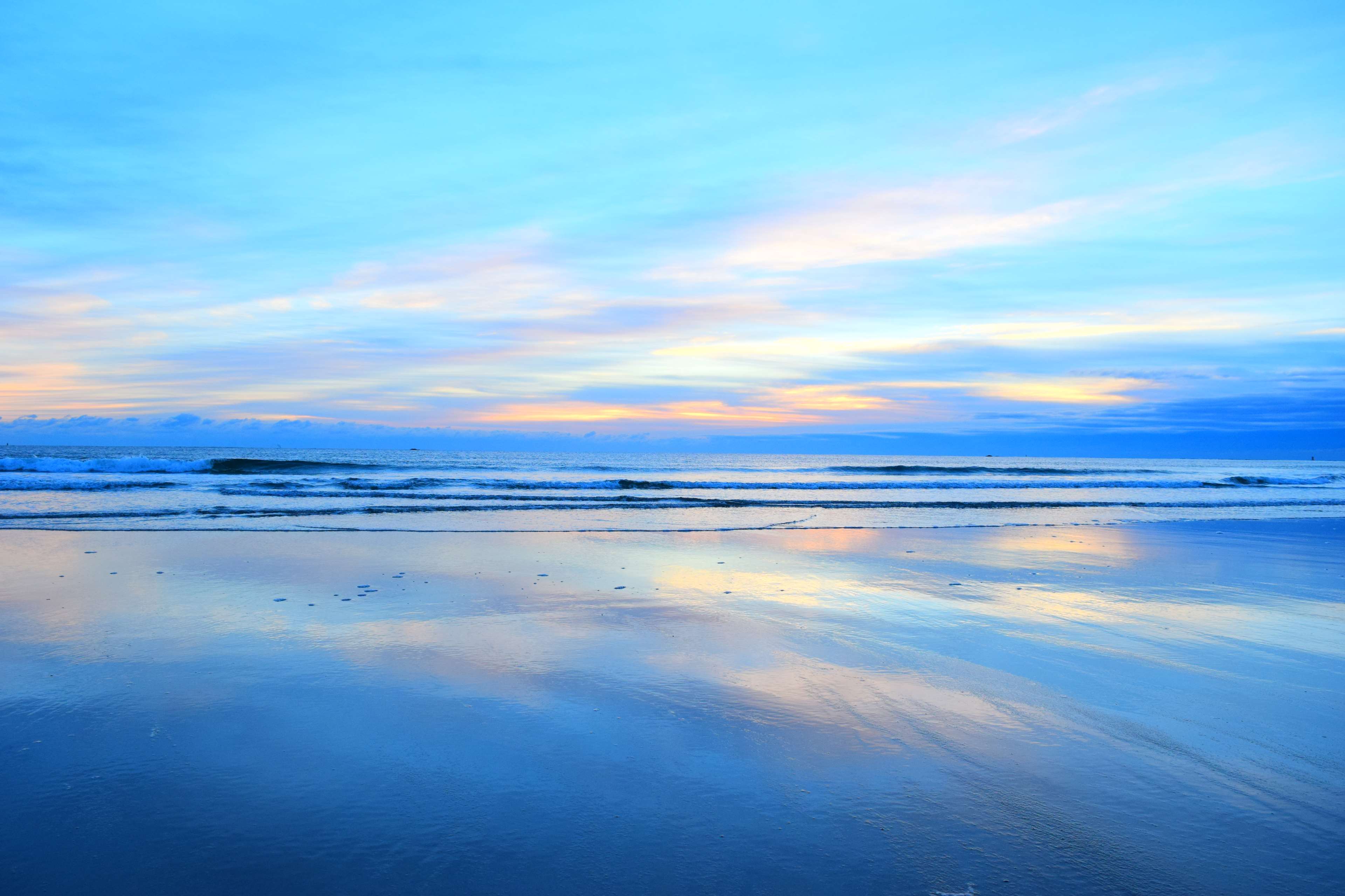Beach landscape with ocean waves and sky reflection HD Wallpaper