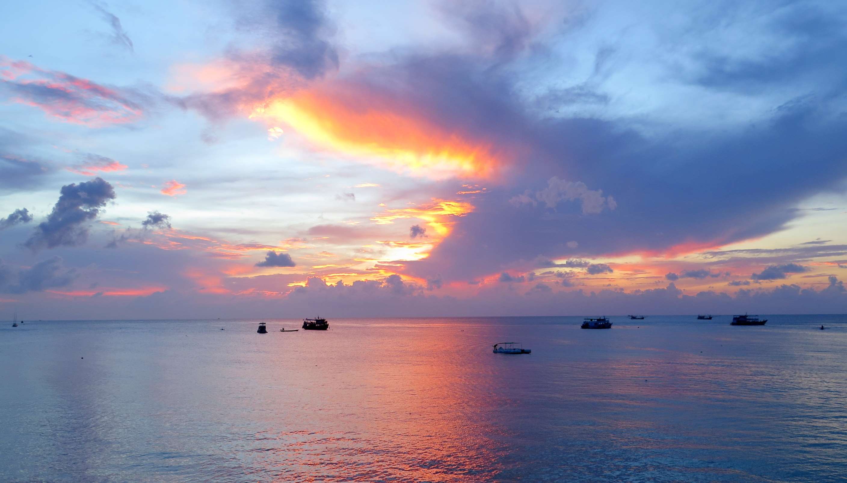 Boats on the ocean at sunset in Koh Tao, Thailand HD Wallpaper