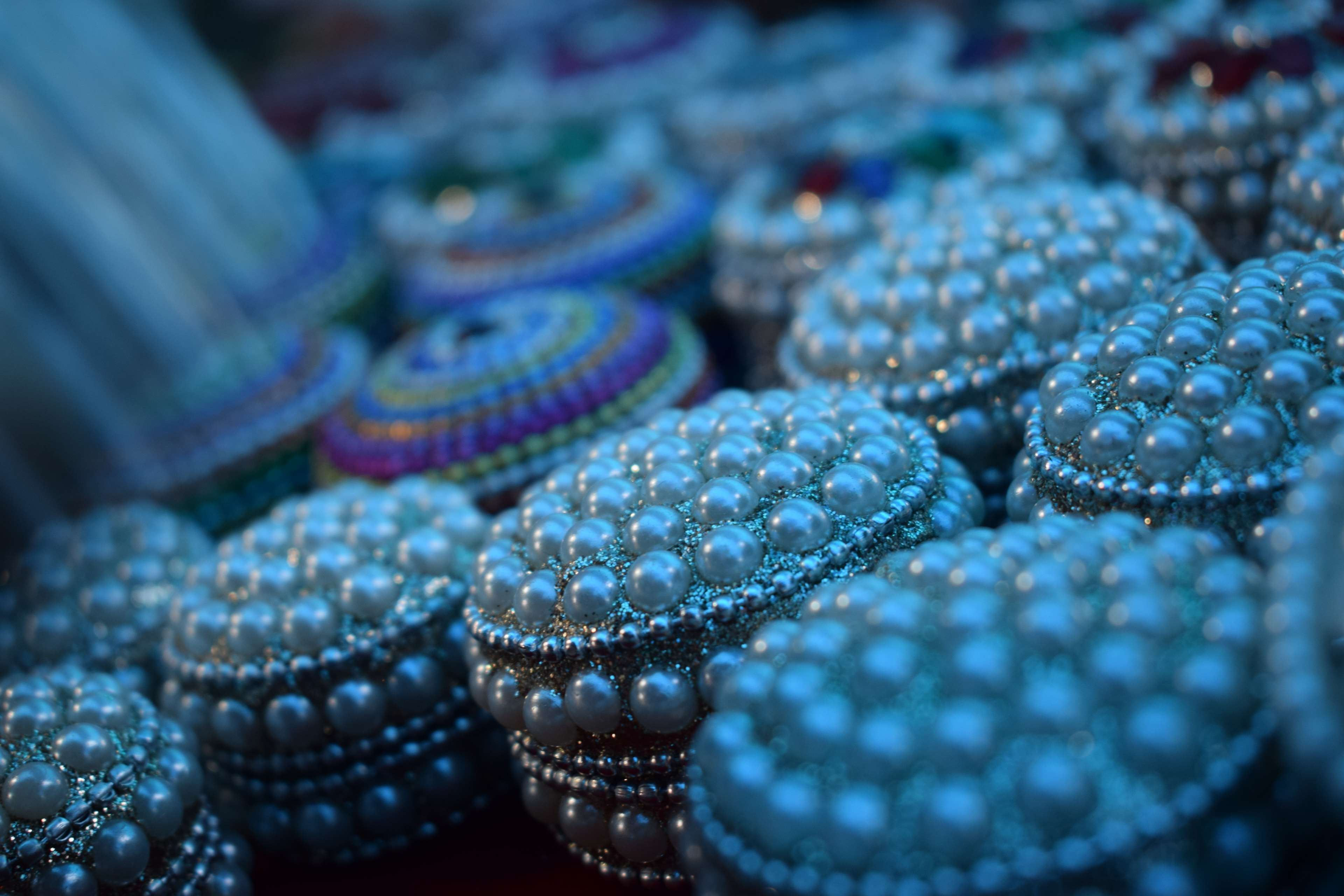 Jewellery boxes decorated with pearls HD Wallpaper